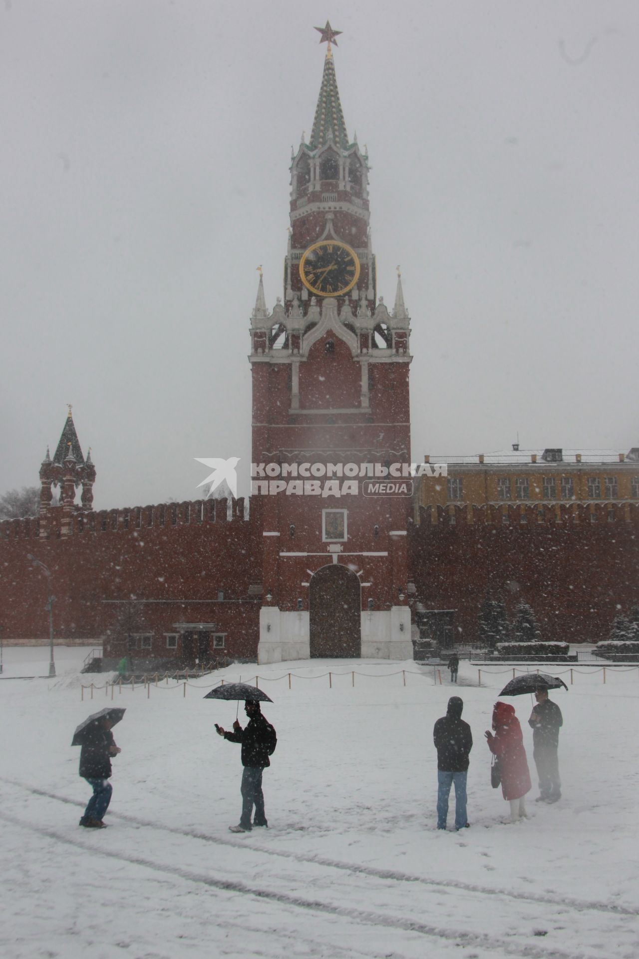 Россия. Москва. 09 апреля 2011г. Снегопад, метель, зонт, молодые люди, прогулка, Спасская башня.