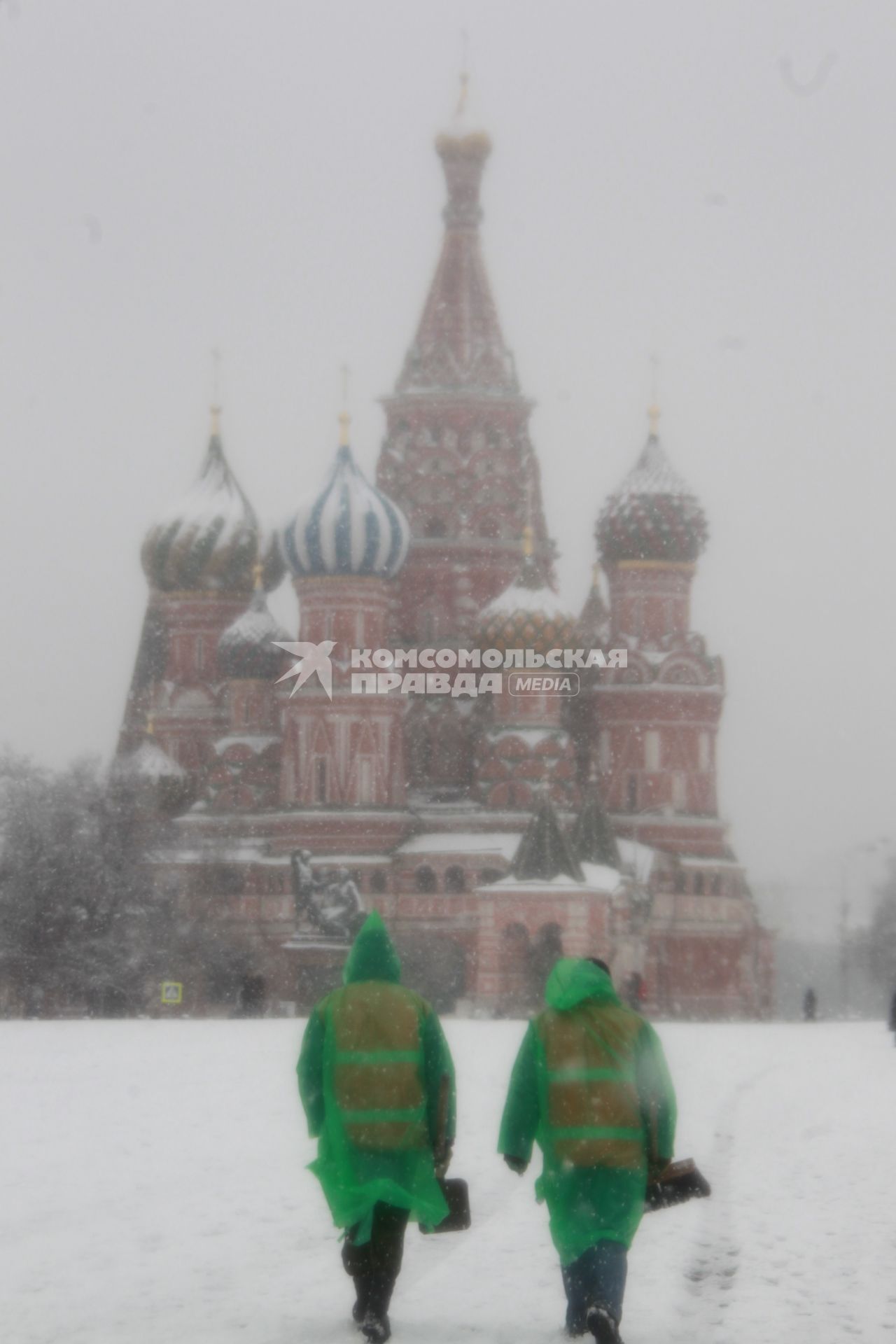 Россия. Москва. 09 апреля 2011г. Снегопад, Храм Василия Блаженного, Красная площадь.