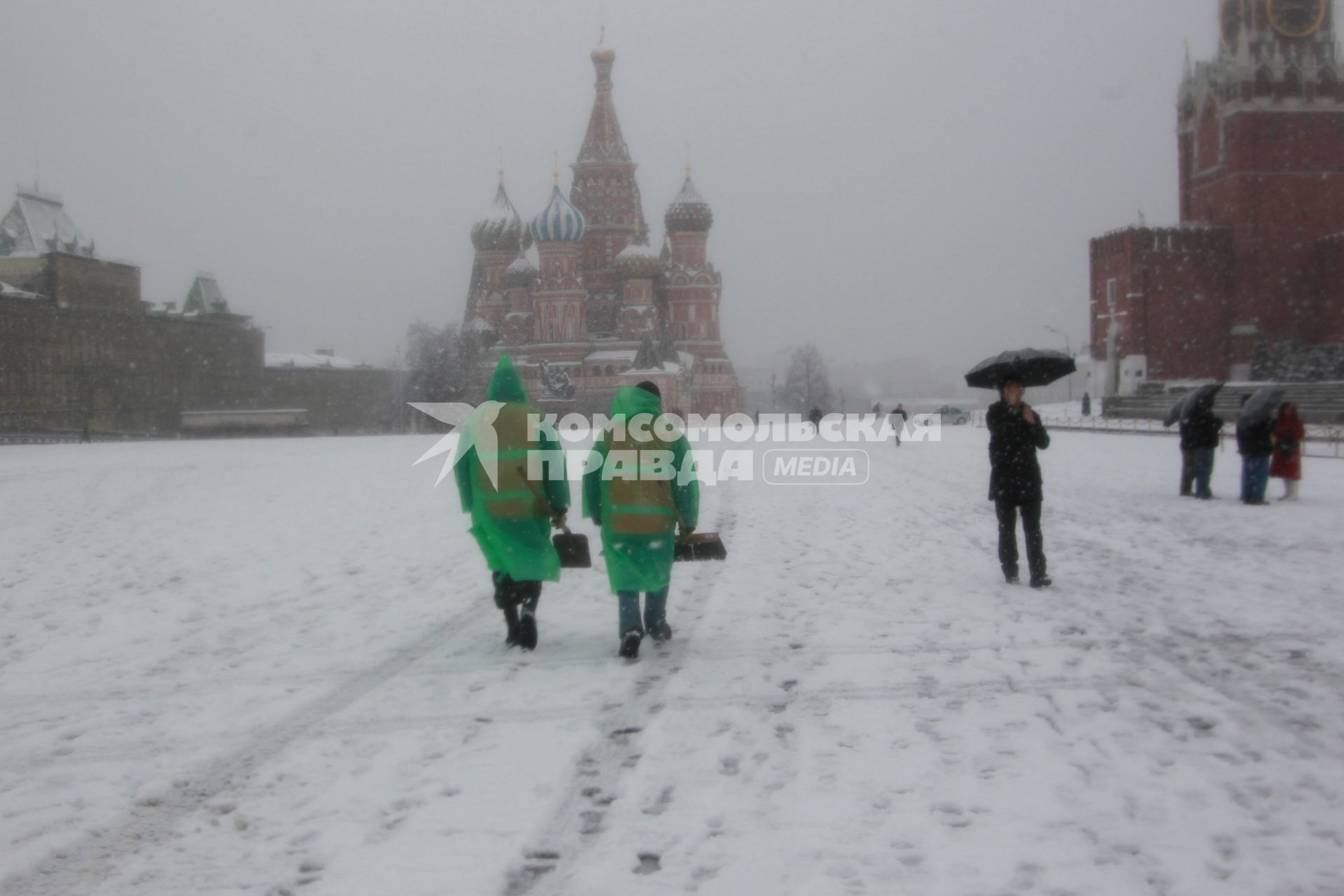 Россия. Москва. 09 апреля 2011г. Снегопад, Храм Василия Блаженного, Красная площадь.