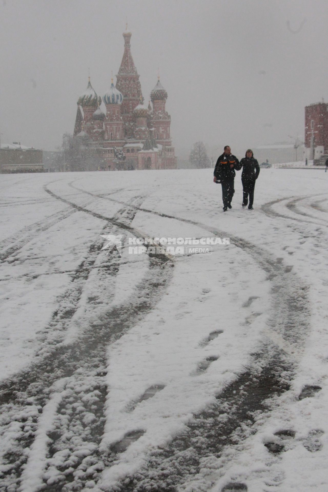 Россия. Москва. 09 апреля 2011г. Снегопад, метель, Красная площадь, Храм Василия Блаженного.