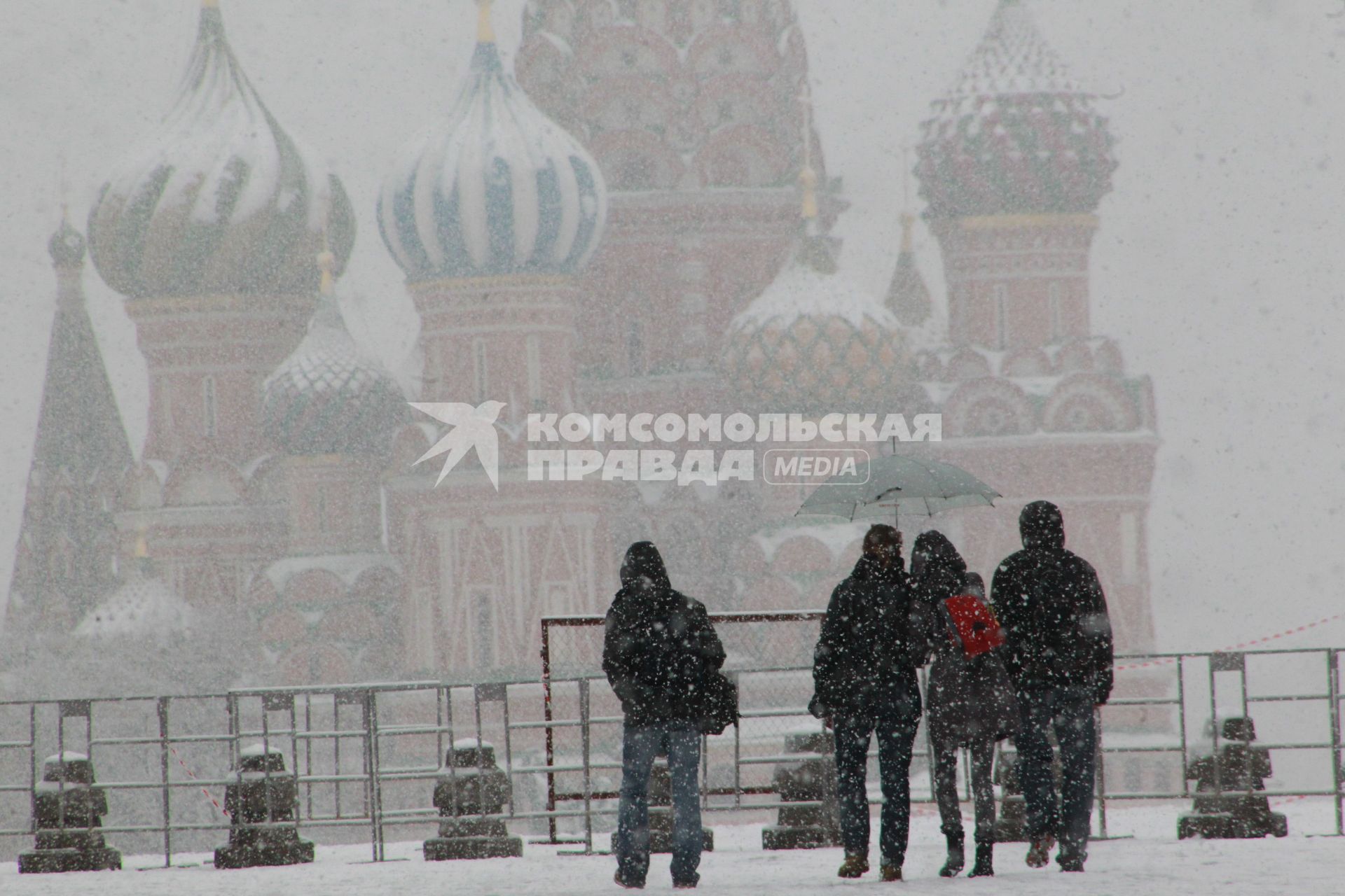 Россия. Москва. 09 апреля 2011г. Снегопад, метель, Красная площадь, Храм Василия Блаженного.