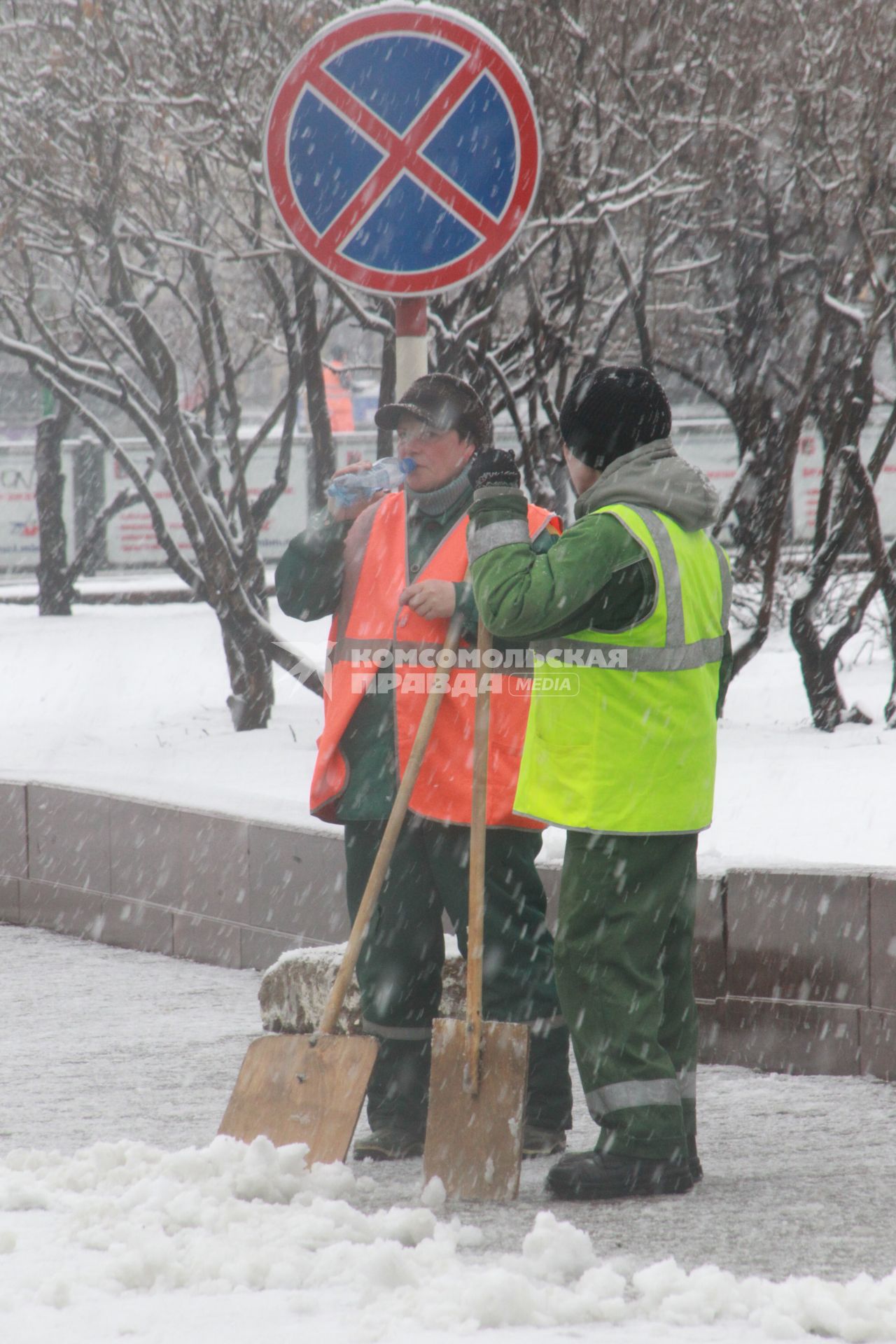 Россия. Москва. 09 апреля 2011г. Гастарбайтер, уборка снега.