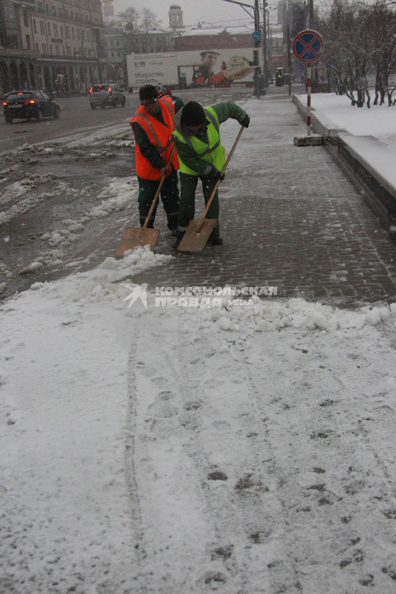 Россия. Москва. 09 апреля 2011г. Гастарбайтер, уборка снега.