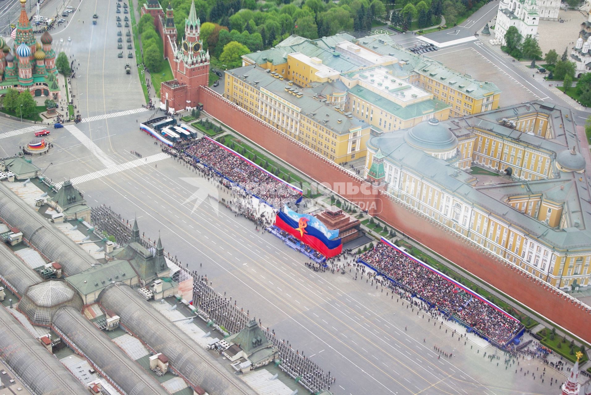 Репетиция парада победы на Красной Площади, вид с самолета, Москва, 6 мая 2010 года,