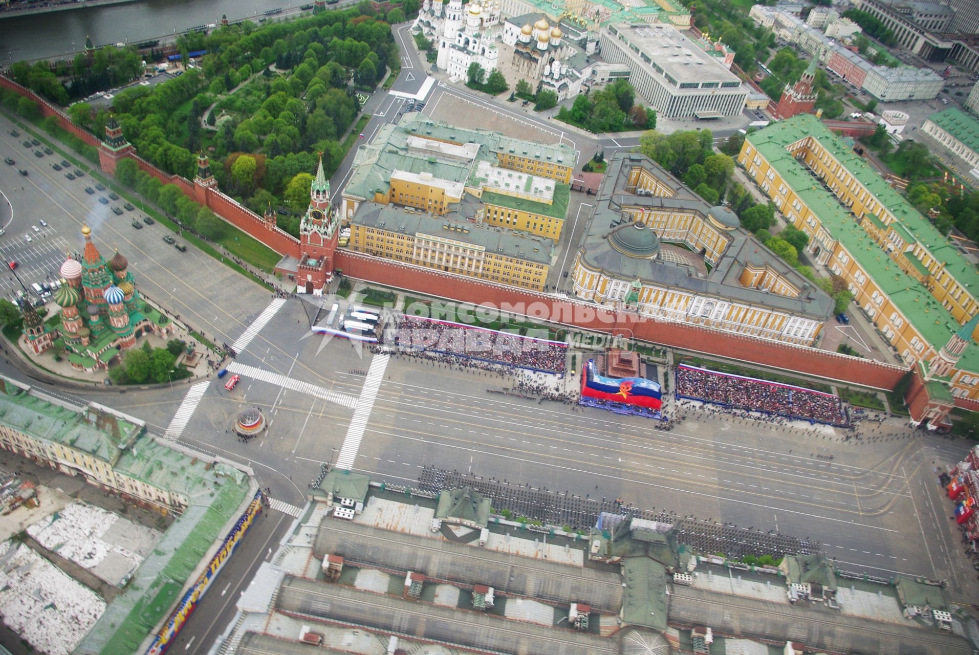 Репетиция парада победы на Красной Площади, вид с самолета, Москва, 6 мая 2010 года,