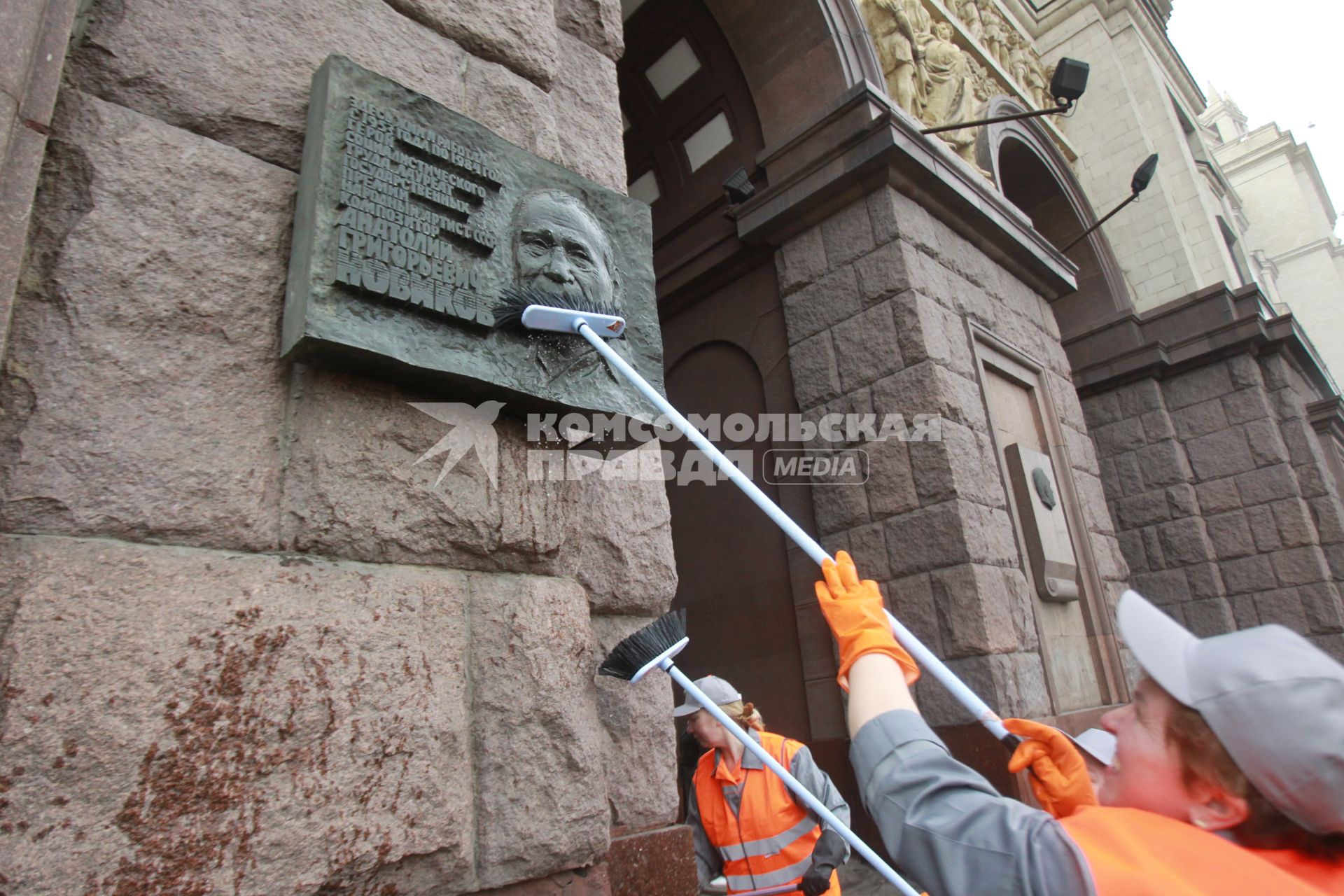 Весенние работы по очистке и мойке здания на Котельнической набережной. Москва. 6 апреля 2011 года.