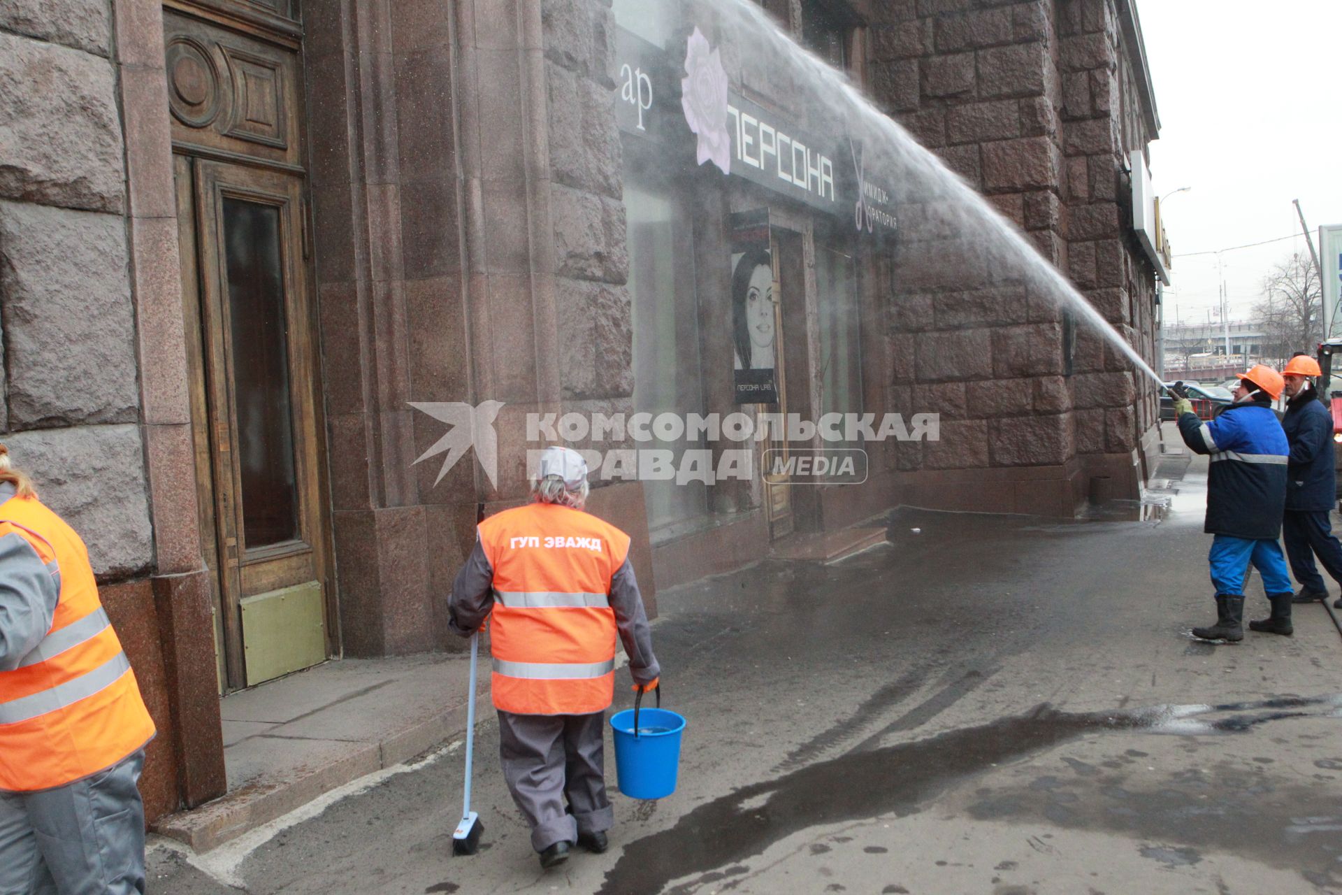 Весенние работы по очистке и мойке здания на Котельнической набережной. Москва. 6 апреля 2011 года.