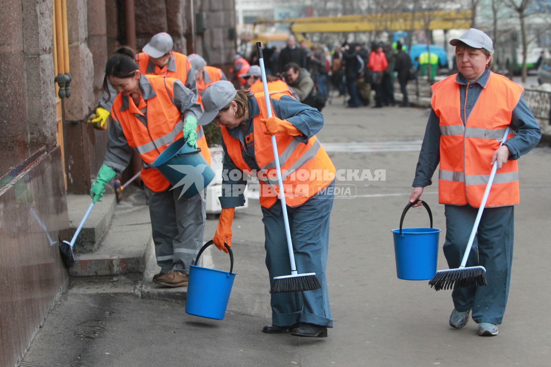 Весенние работы по очистке и мойке здания на Котельнической набережной. Москва. 6 апреля 2011 года.