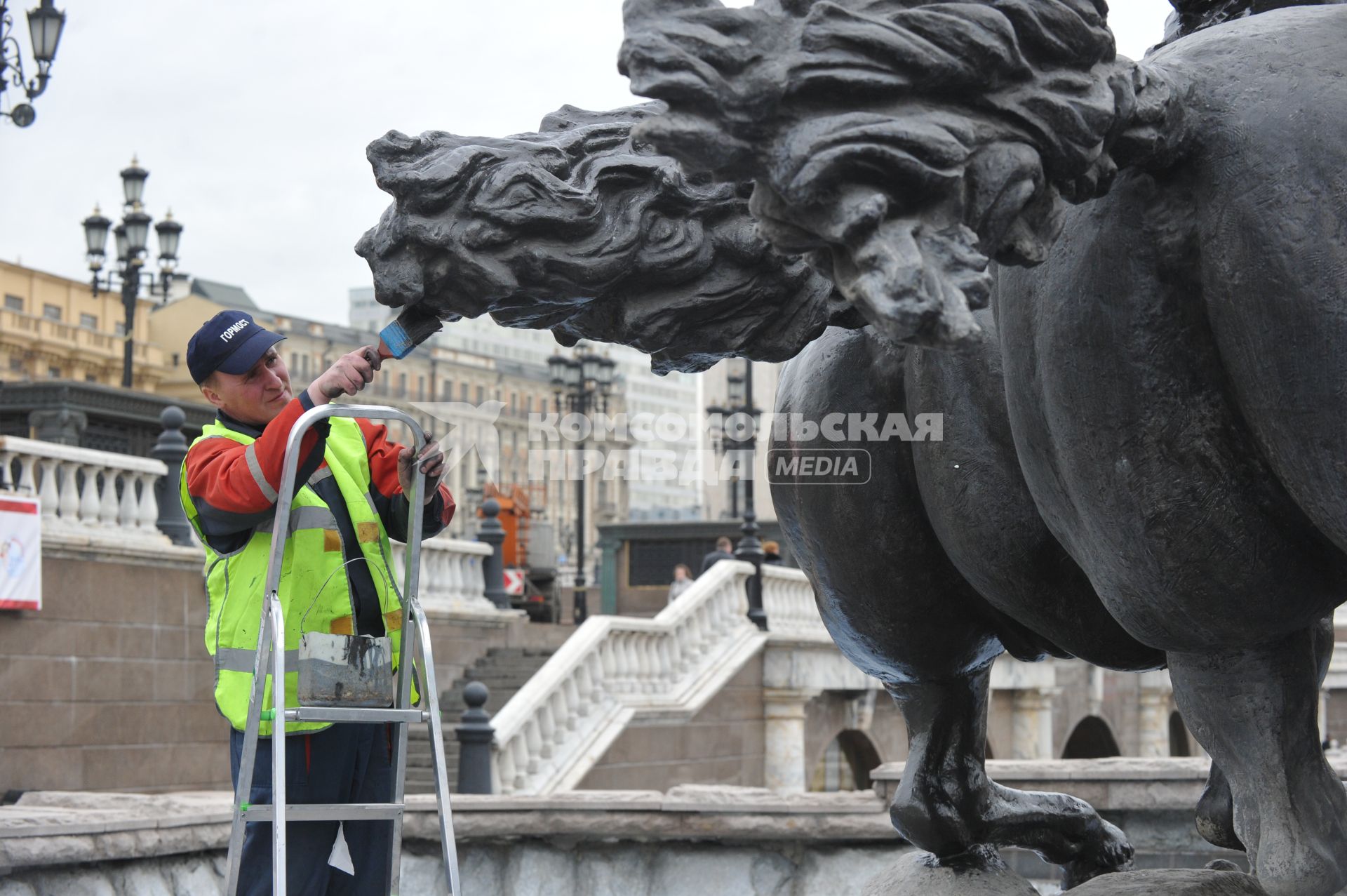 Россия. Москва. 07 апреля 2011г. Фонтаны на Манежной площади. Подготовка фонтана к запуску.