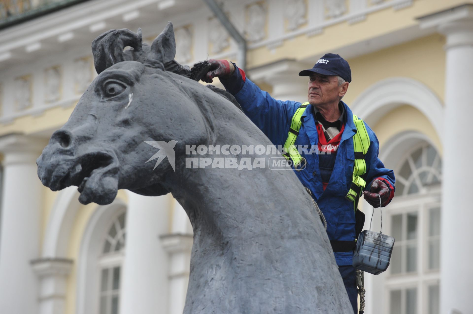 Россия. Москва. 07 апреля 2011г. Фонтаны на Манежной площади. Подготовка фонтана к запуску.