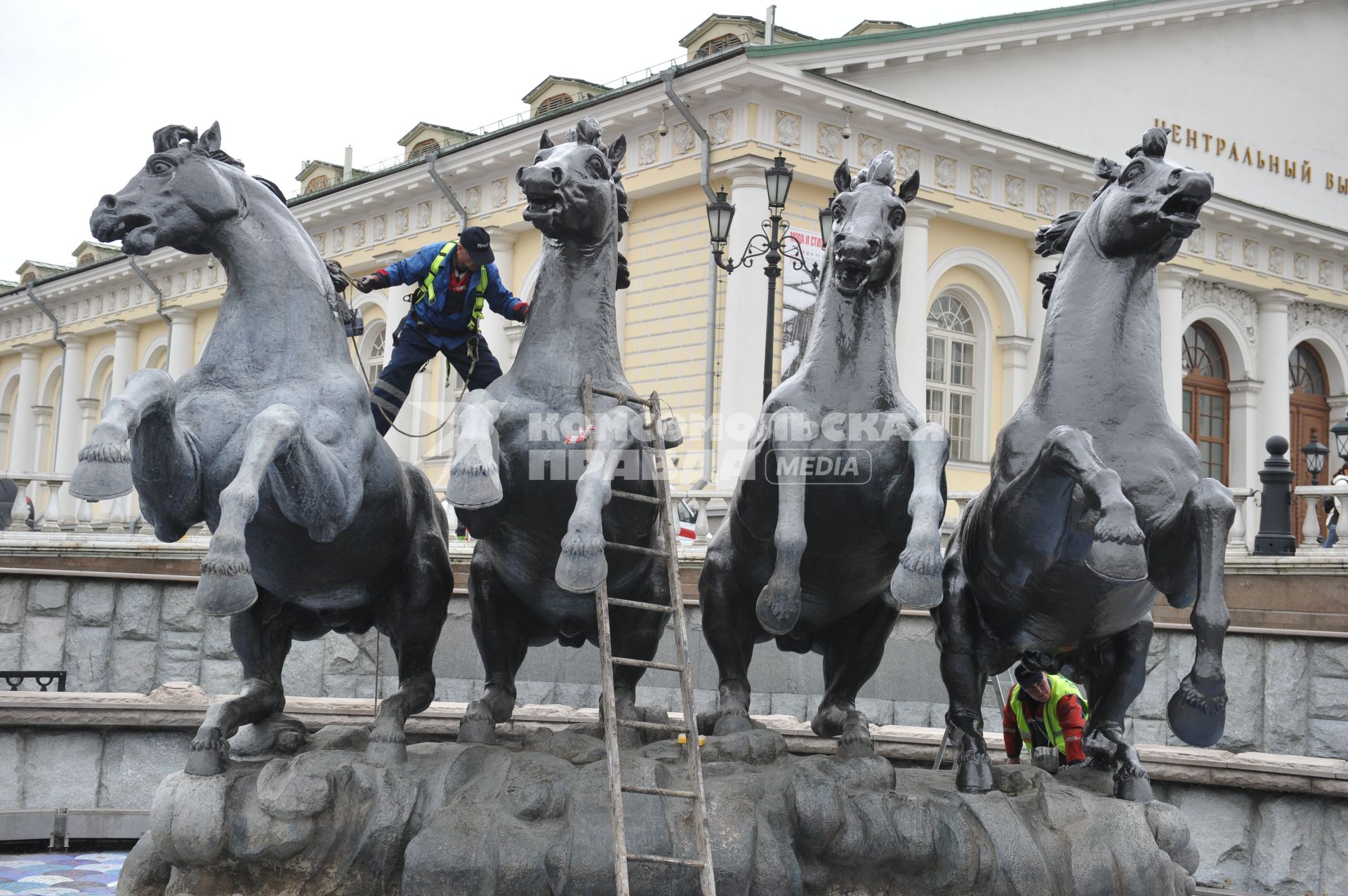 Россия. Москва. 07 апреля 2011г. Фонтаны на Манежной площади. Подготовка фонтана к запуску.