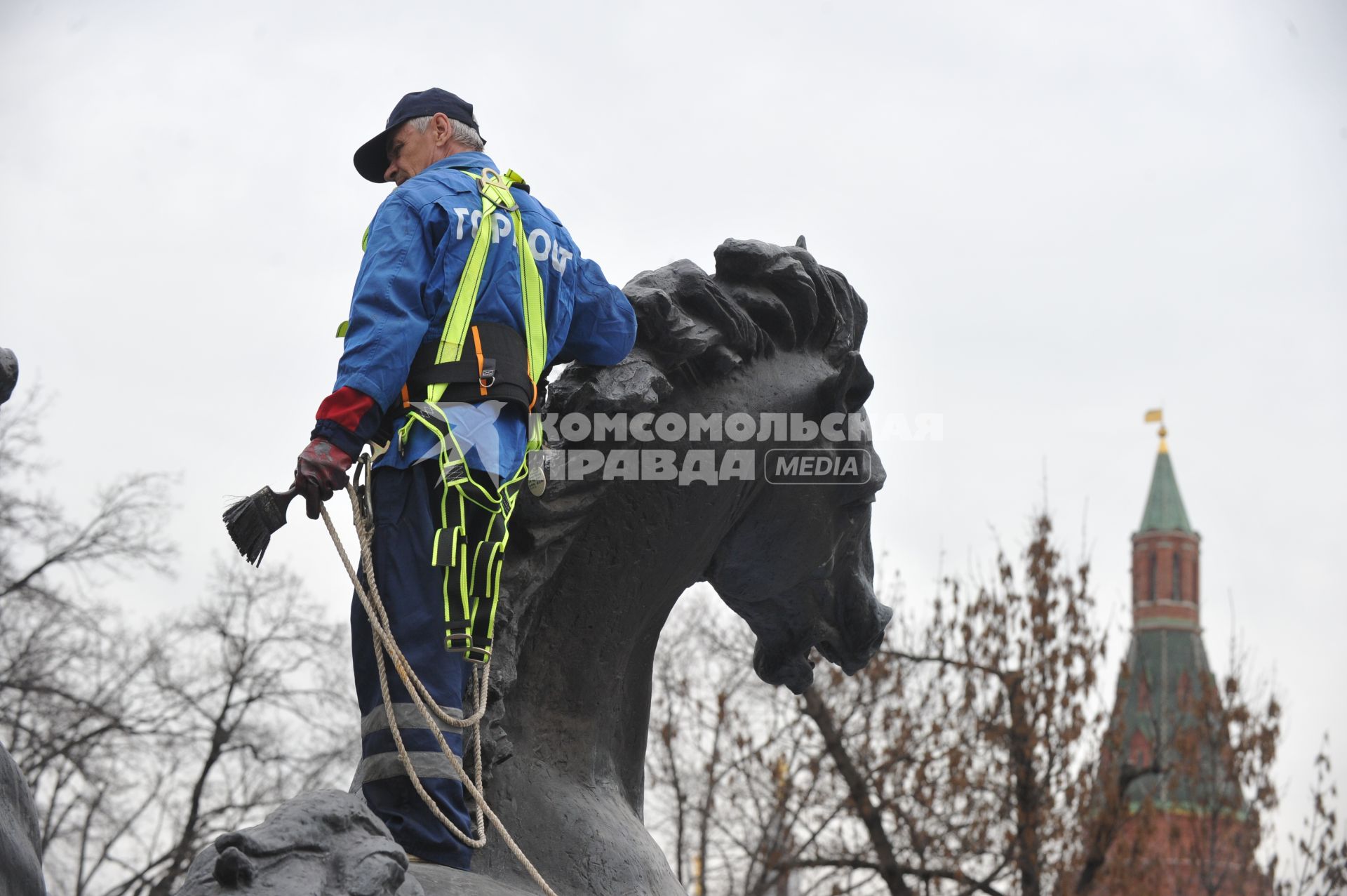 Россия. Москва. 07 апреля 2011г. Фонтаны на Манежной площади. Подготовка фонтана к запуску.