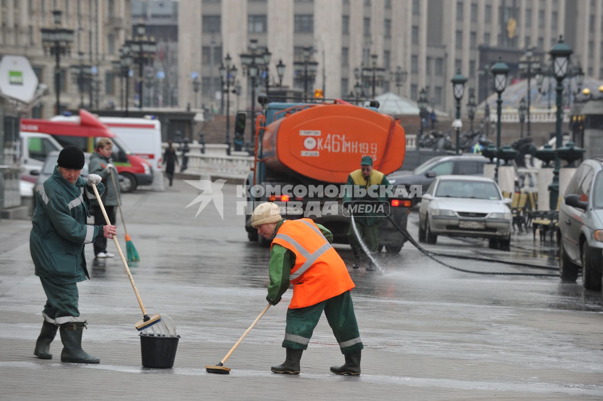 Россия. Москва. 07 апреля 2011г. Манежная площадь. Субботник, дворники, уборка территории.