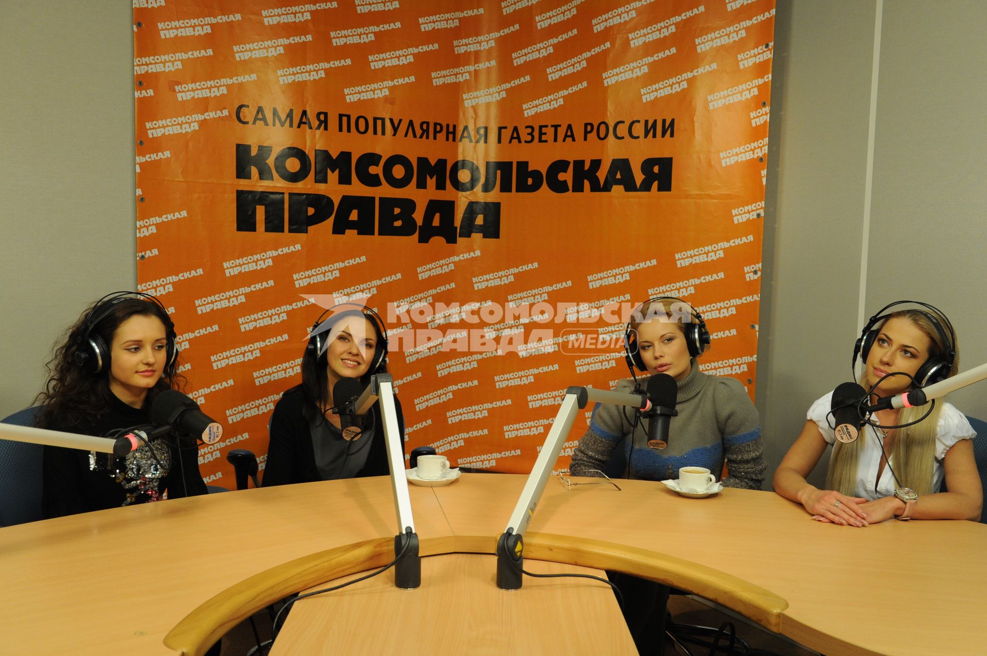 Группа БЛЕСТЯЩИЕ на радио КП. На снимке(слева направо): Марина Бережная, Надежда Ручка, Анастасия Осипова, Анна Дубовицкая. 3 декабря 2010 года.