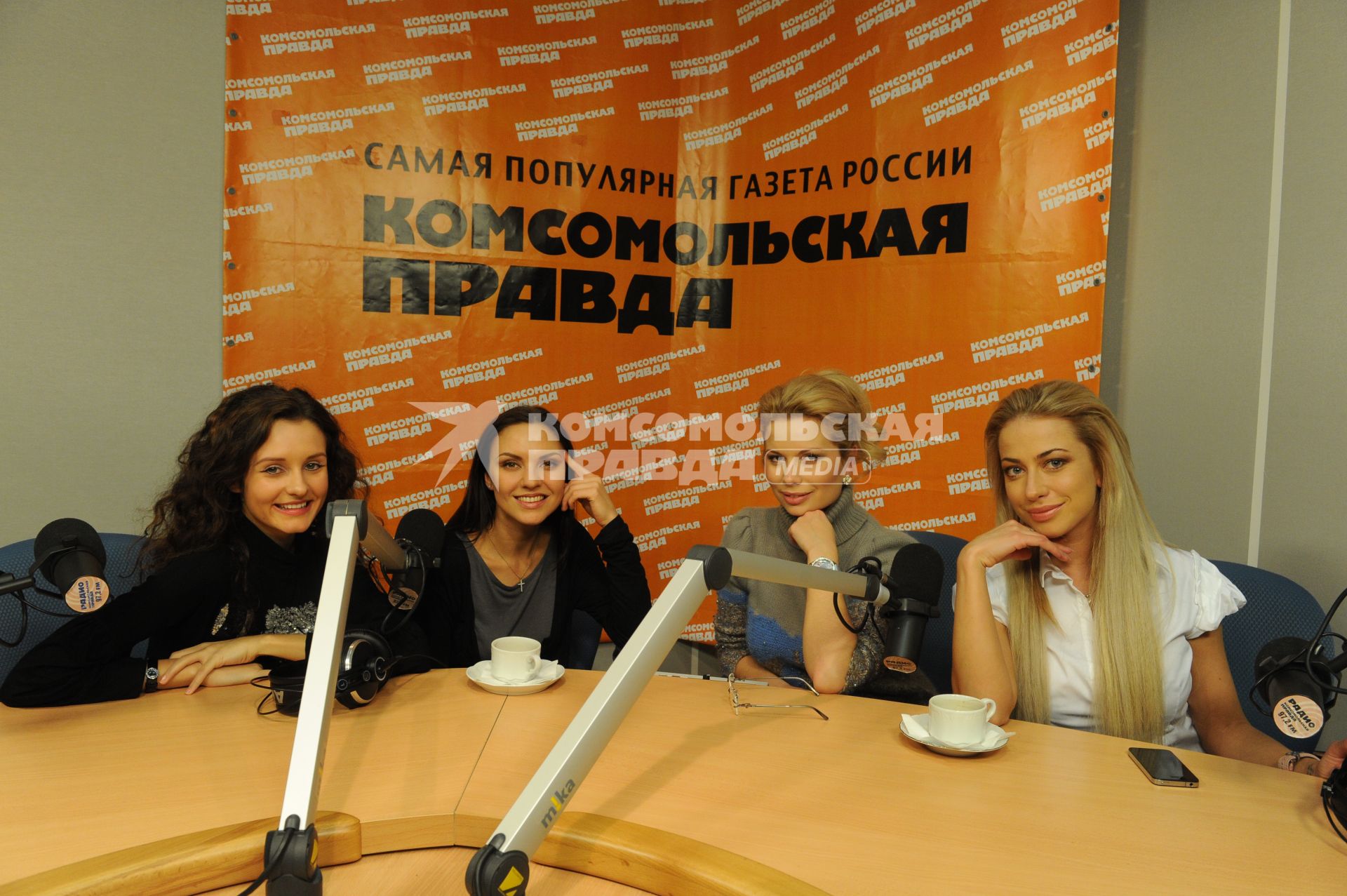 Группа БЛЕСТЯЩИЕ на радио КП. На снимке(слева направо): Марина Бережная, Надежда Ручка, Анастасия Осипова, Анна Дубовицкая. 3 декабря 2010 года.