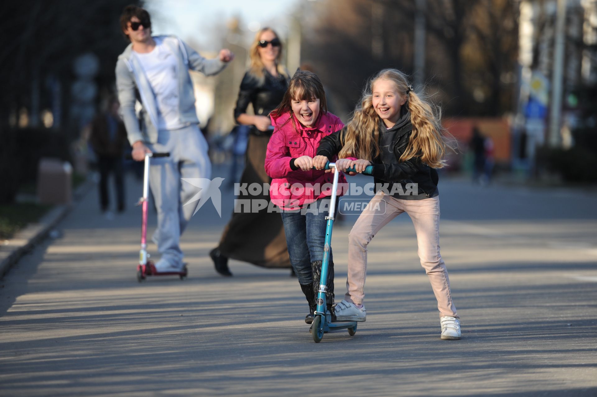 Две девочки на самокате в парке ВДНХ, Москва, 24 апреля 2011 года