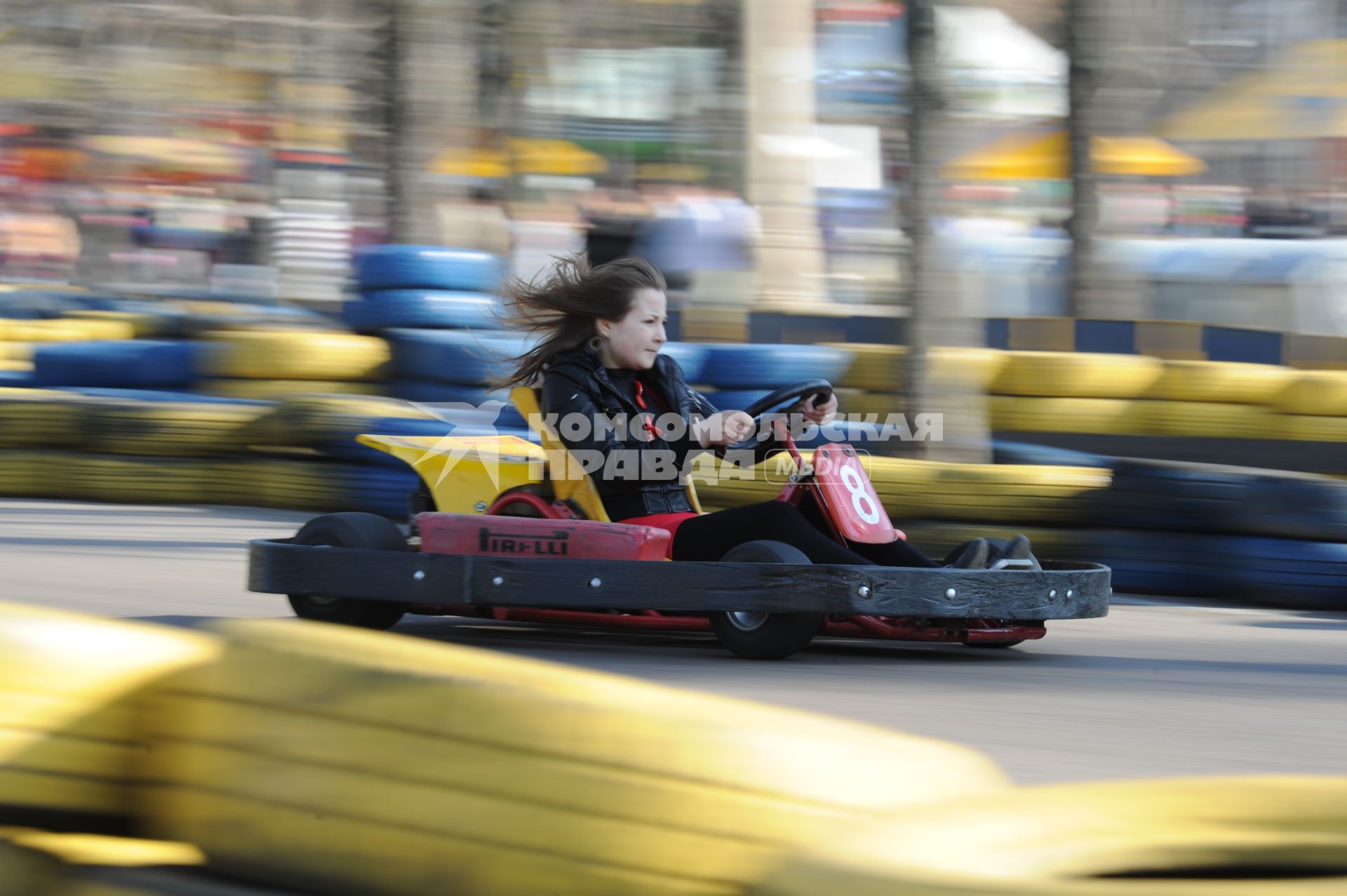 Картинг в парке аттракционов на ВДНХ, Москва, 24 апреля 2011 года