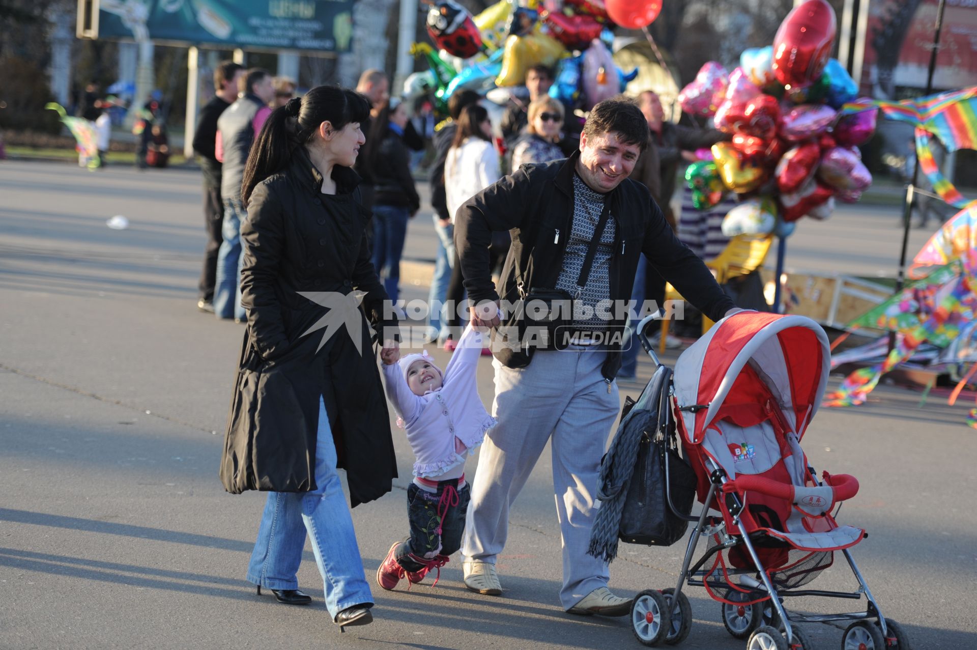 Семья на отдыхе в парке ВДНХ, Москва, 24 апреля 2011 года