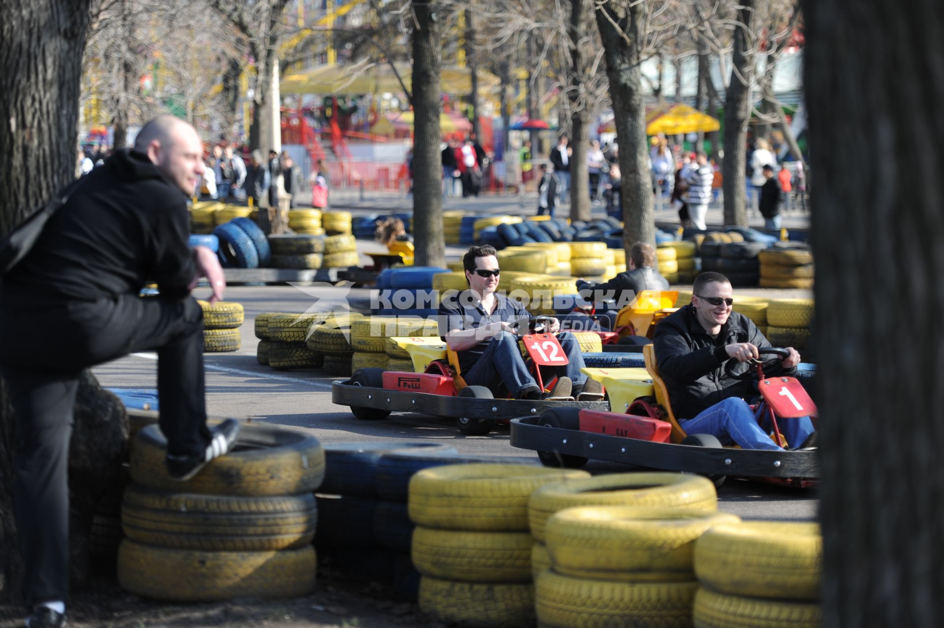 Картинг в парке аттракционов на ВДНХ, Москва, 24 апреля 2011 года