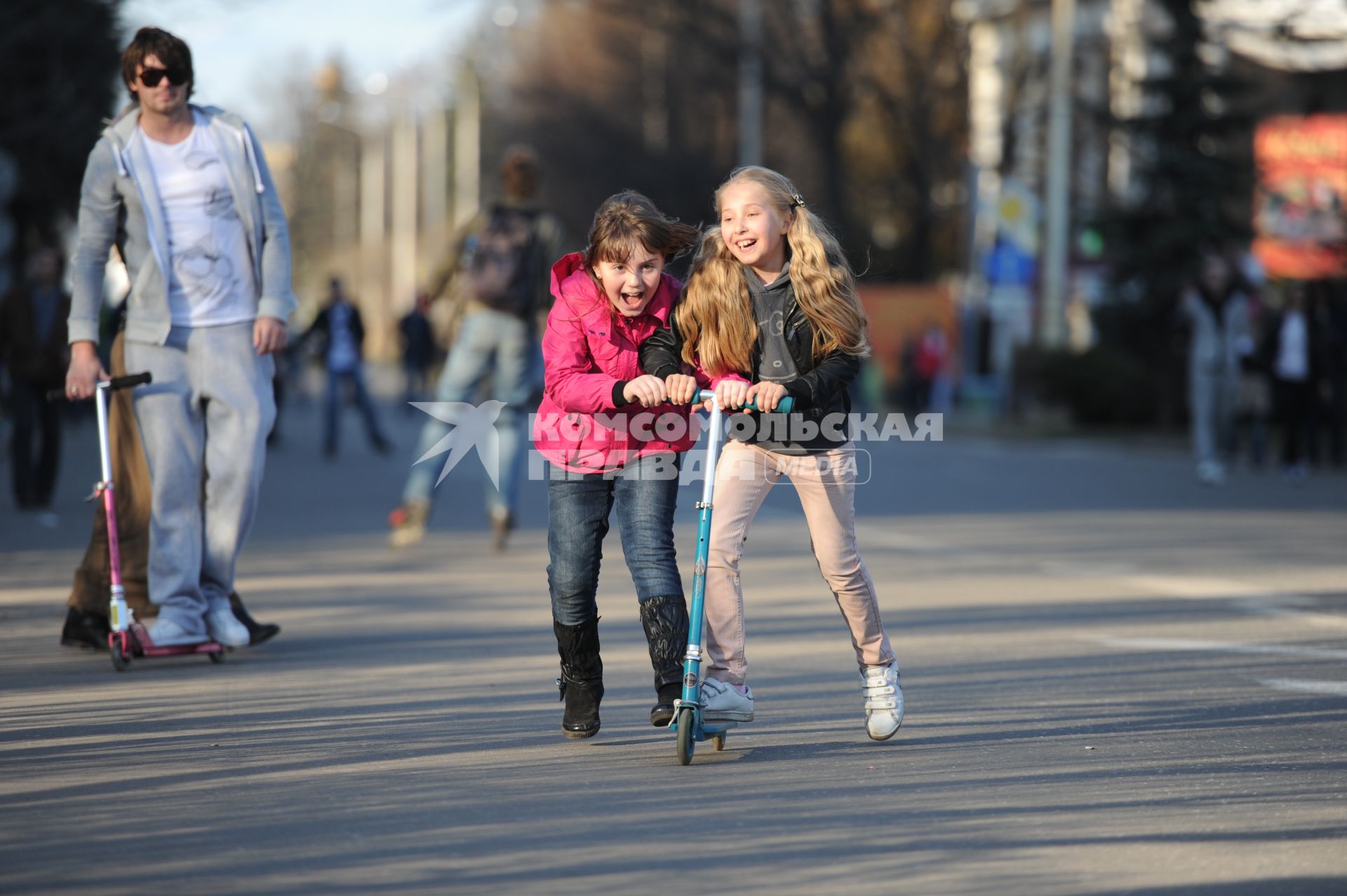 Две девочки на самокате в парке ВДНХ, Москва, 24 апреля 2011 года