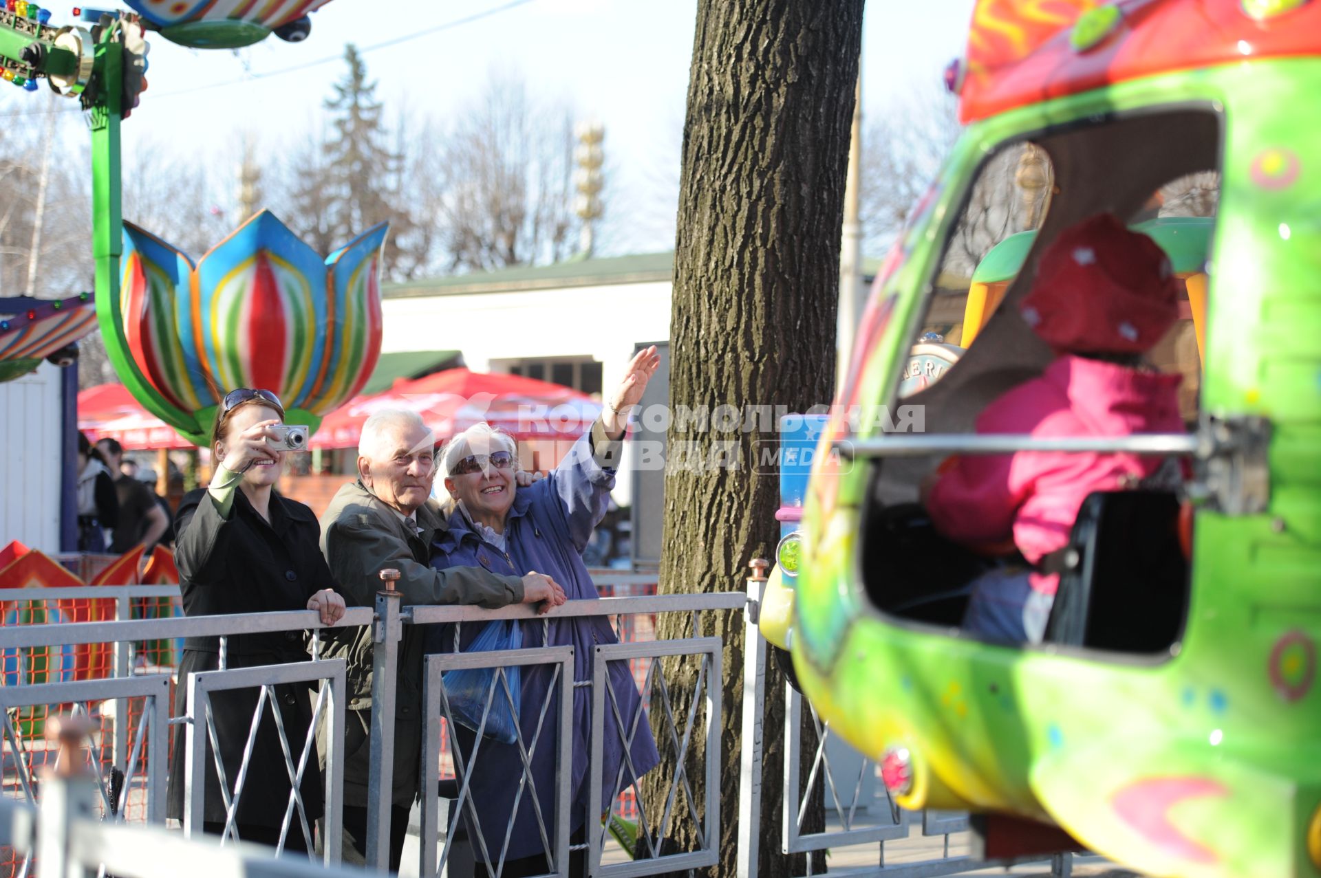 Семья на отдыхе в парке ВДНХ, Москва, 24 апреля 2011 года