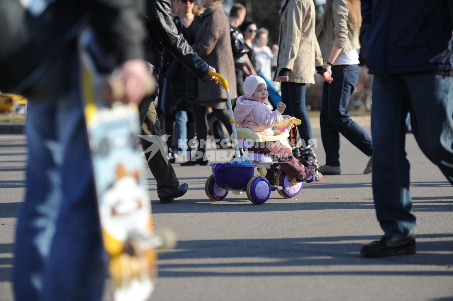 Горожане на отдыхе в парке ВДНХ, Москва, 24 апреля 2011 года