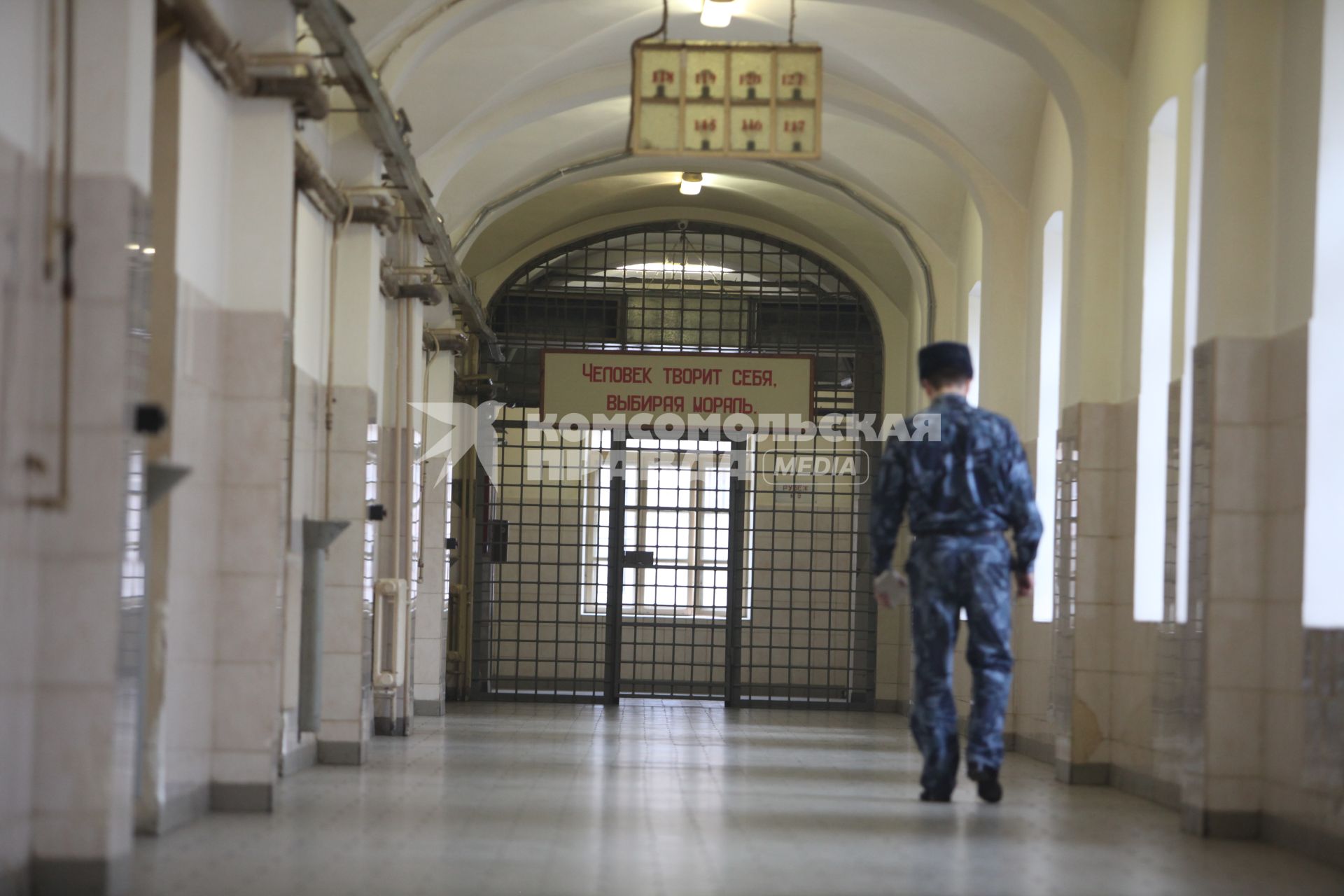 СИЗО. Бутырская тюрьма. Следственный изолятор.  Москва. 7 апреля 2011 года. Стража порядка, охранник.