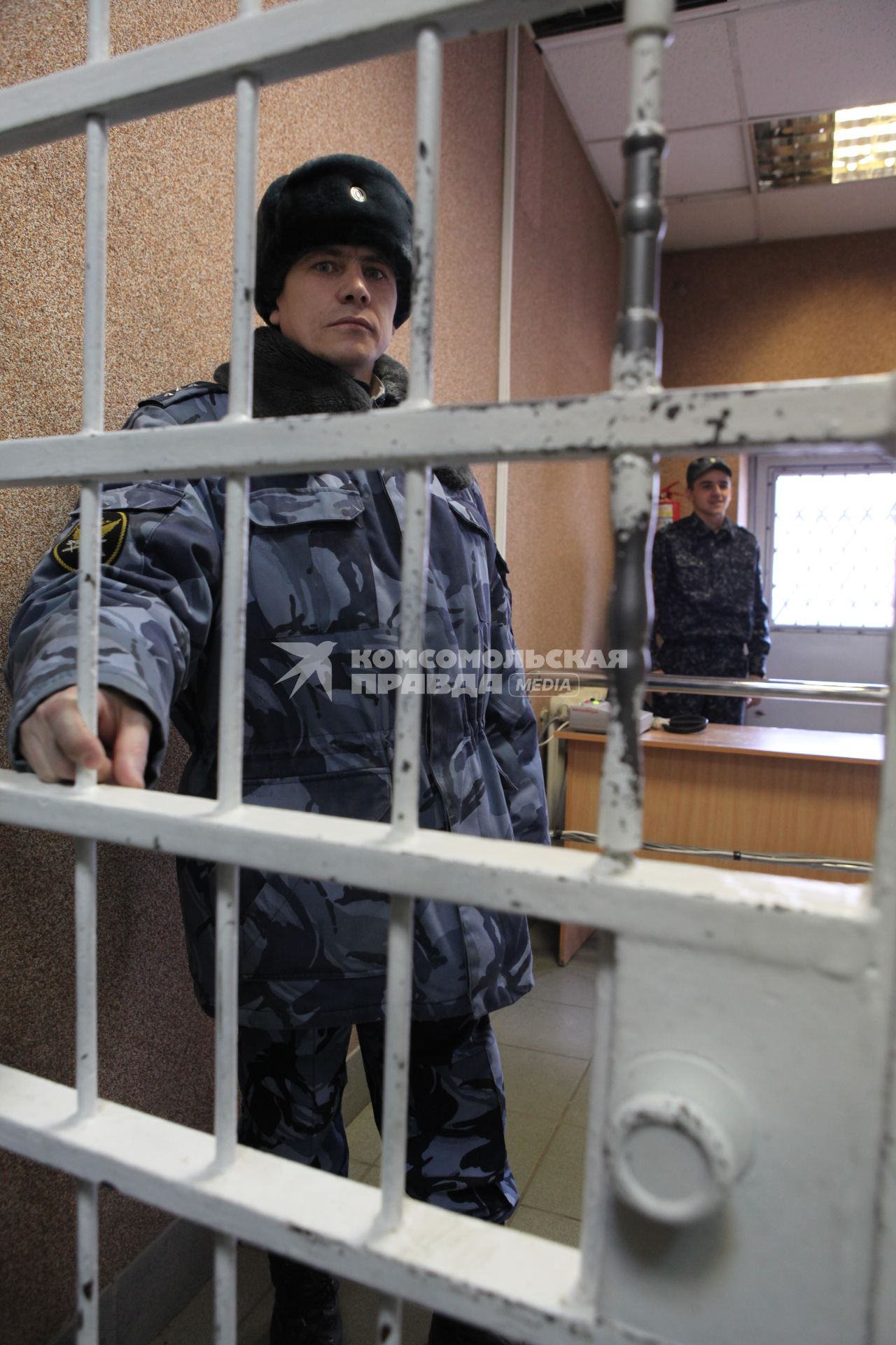 СИЗО. Бутырская тюрьма. Следственный изолятор.  Москва. 7 апреля 2011 года.  Решетка, охранник, запретная зона.