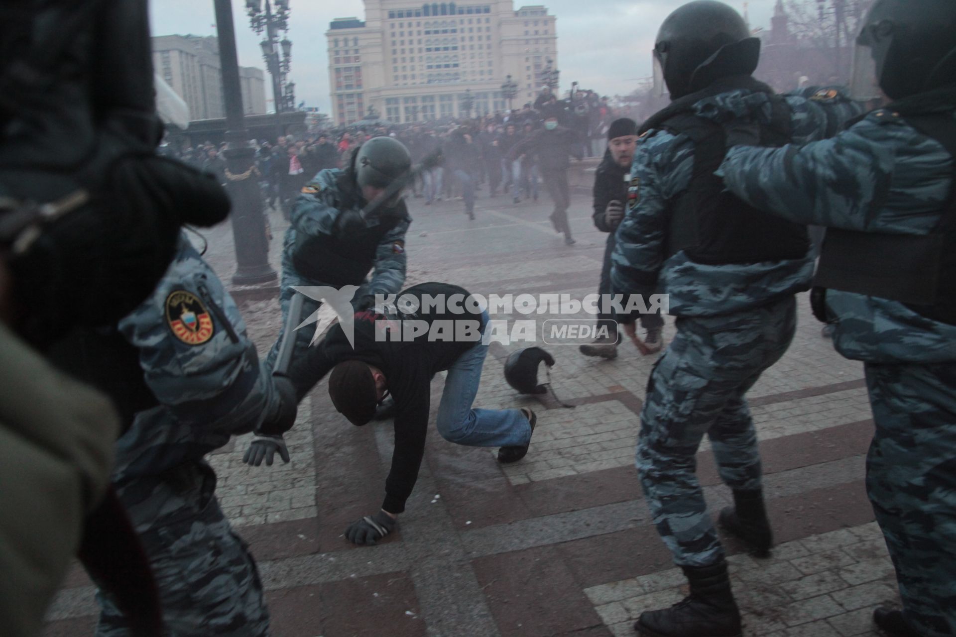 Митинг на Манежной площади, который начался в память о погибшем болельщике СПАРТАКА Егоре Свиридове и перерос в массовые беспорядки и погром. На снимке: Сотрудники ОМОНа применяют силу для разгона демонстрантов. 11 декабря 2010 года.