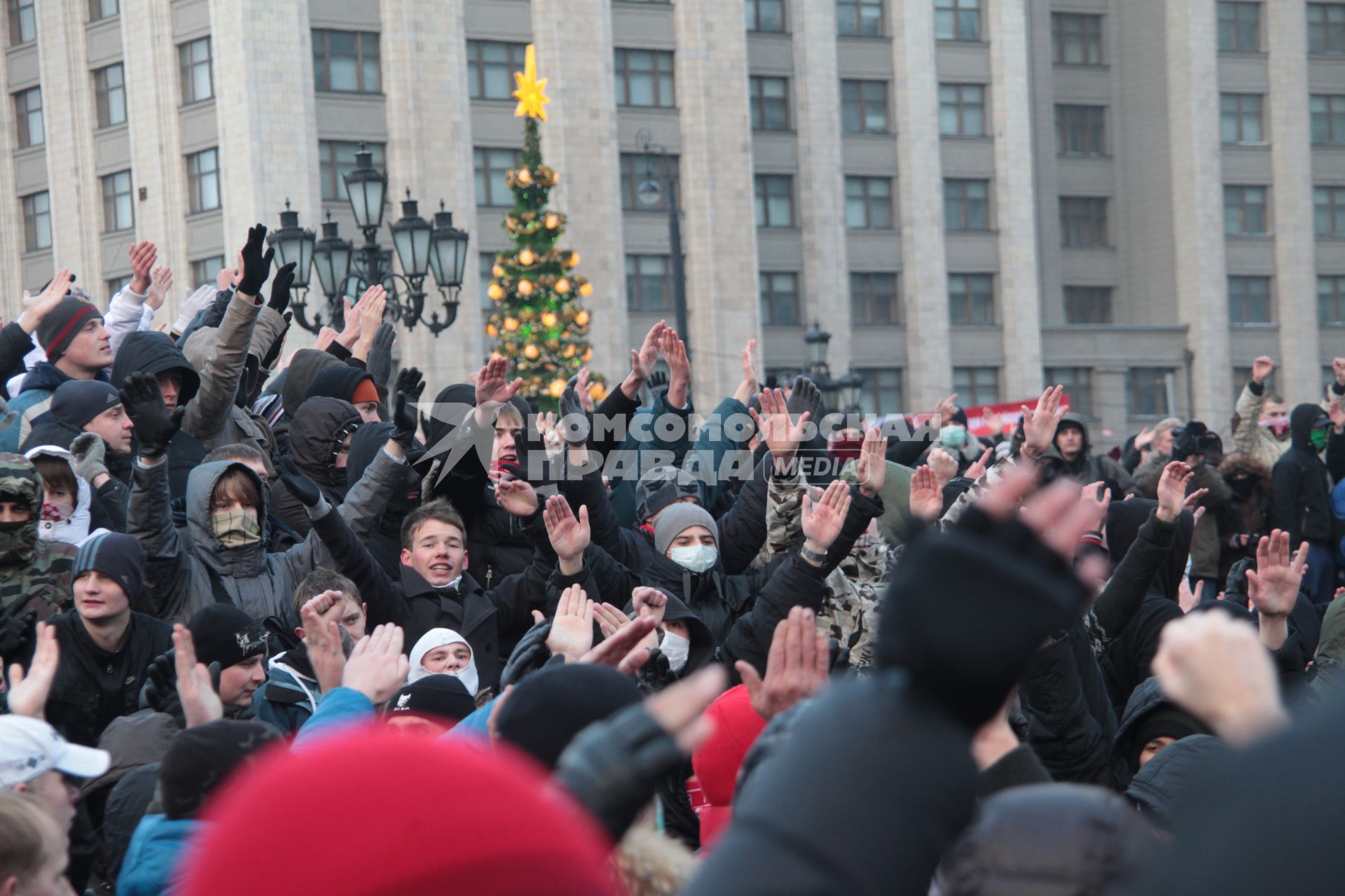 Митинг на Манежной площади, который начался в память о погибшем болельщике СПАРТАКА Егоре Свиридове и перерос в массовые беспорядки и погром. На снимке: Участники митинга. 11 декабря 2010 года.