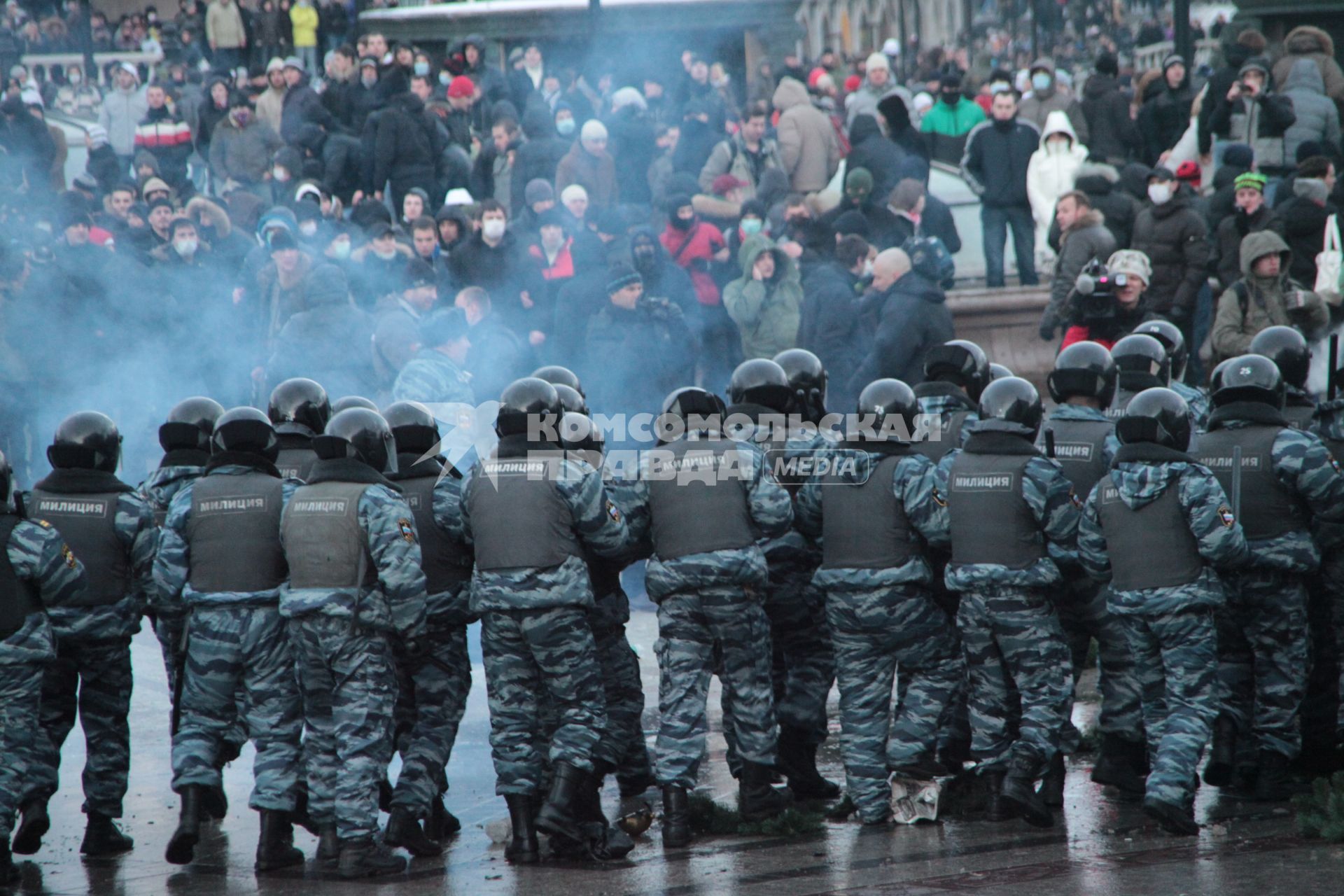 Митинг на Манежной площади, который начался в память о погибшем болельщике СПАРТАКА Егоре Свиридове и перерос в массовые беспорядки и погром. На снимке: Сотрудники ОМОНа применяют силу для разгона демонстрантов. 11 декабря 2010 года.