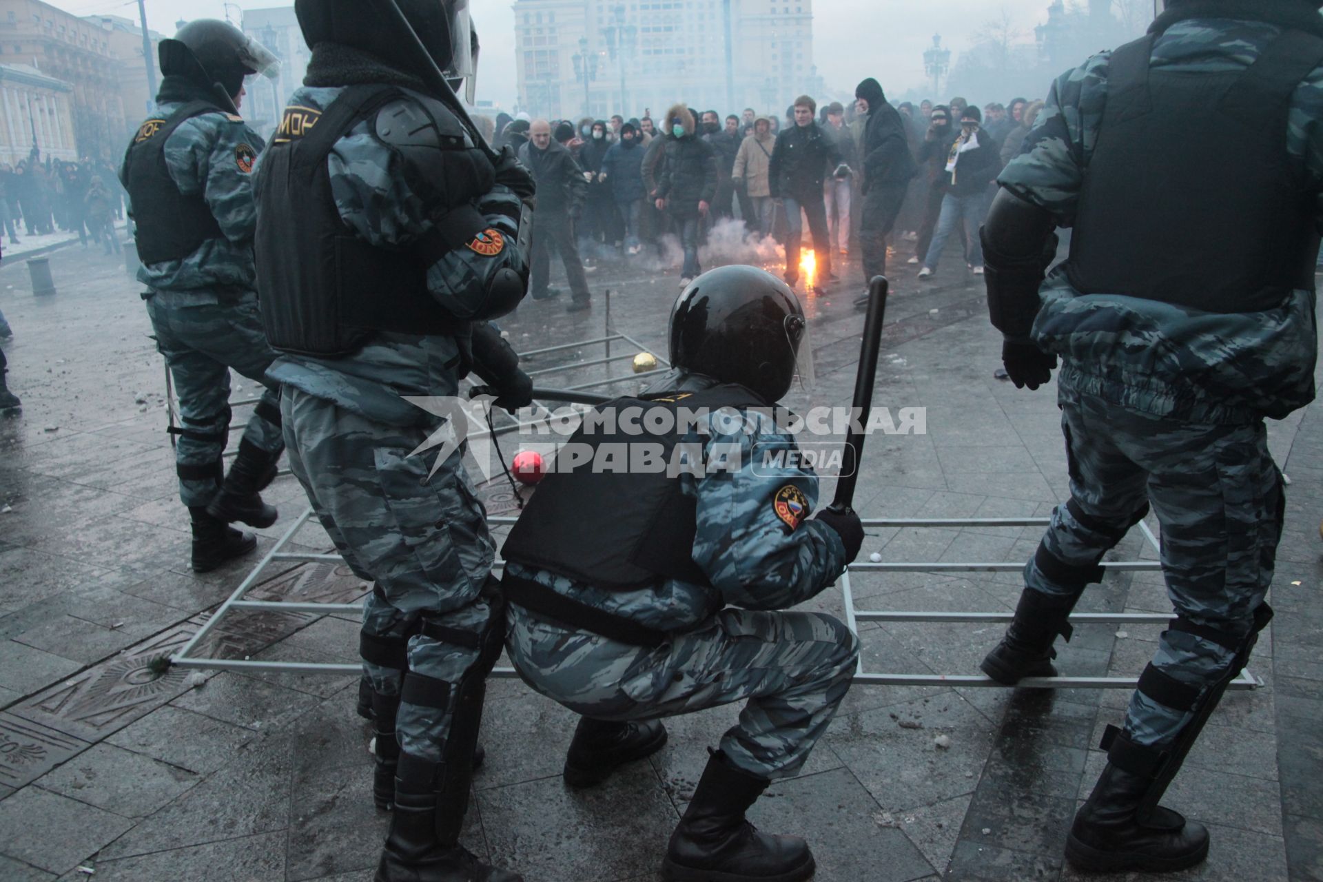 Митинг на Манежной площади, который начался в память о погибшем болельщике СПАРТАКА Егоре Свиридове и перерос в массовые беспорядки и погром. На снимке: Сотрудники ОМОНа применяют силу для разгона демонстрантов. 11 декабря 2010 года.