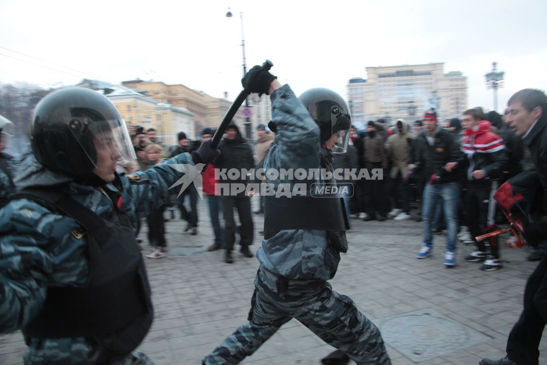 Митинг на Манежной площади, который начался в память о погибшем болельщике СПАРТАКА Егоре Свиридове и перерос в массовые беспорядки и погром. На снимке: Сотрудники ОМОНа применяют силу для разгона демонстрантов. 11 декабря 2010 года.