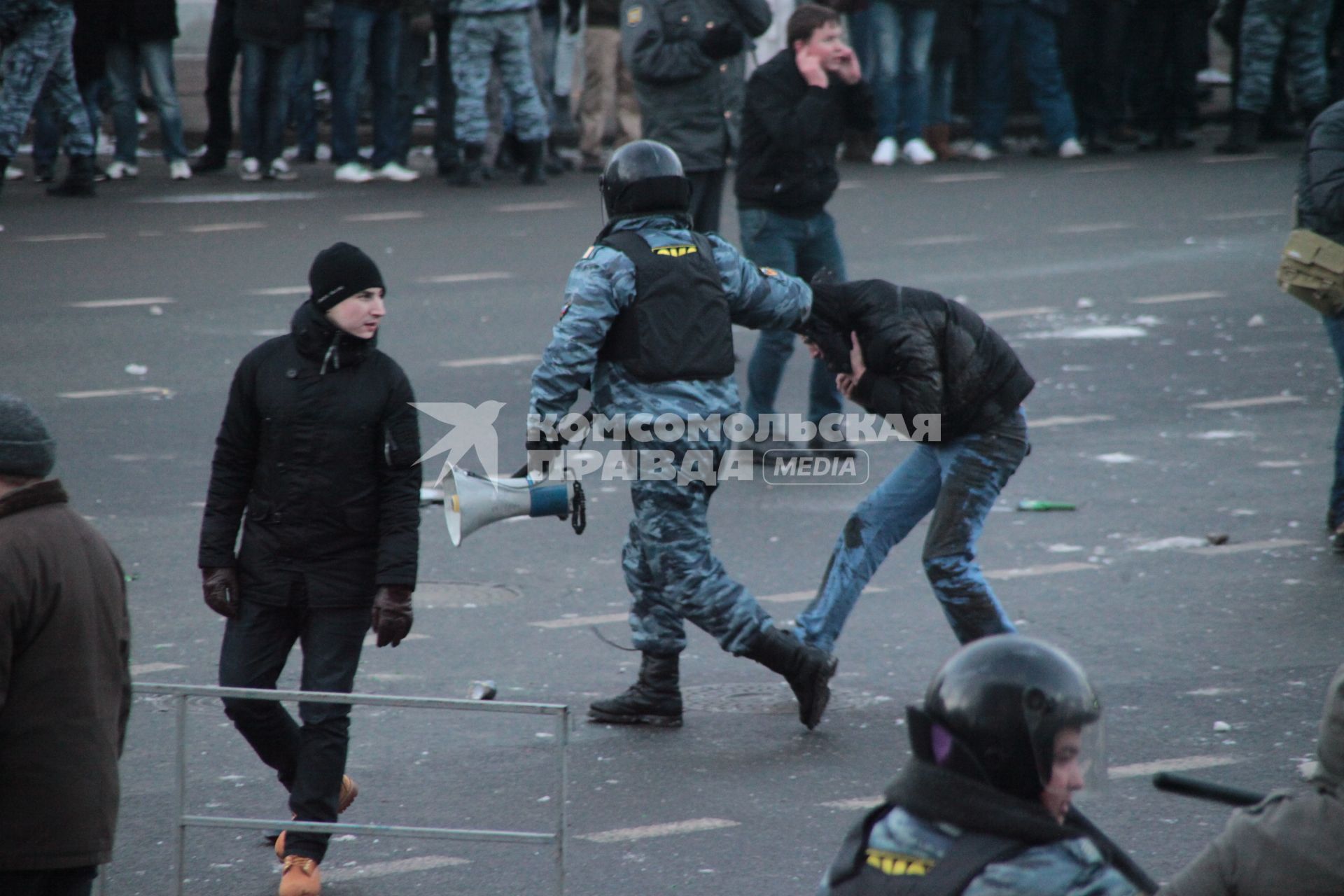 Митинг на Манежной площади, который начался в память о погибшем болельщике СПАРТАКА Егоре Свиридове и перерос в массовые беспорядки и погром. На снимке: Сотрудник ОМОНа ведет одного из митингующих. 11 декабря 2010 года.