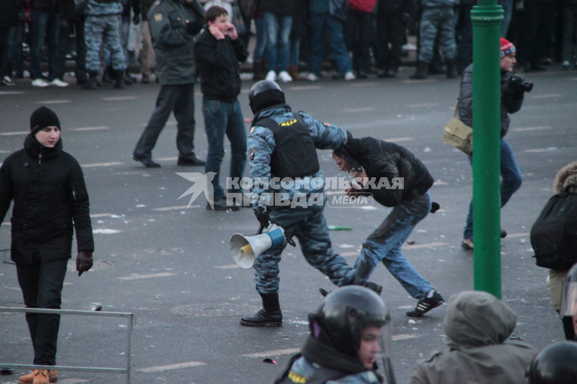 Митинг на Манежной площади, который начался в память о погибшем болельщике СПАРТАКА Егоре Свиридове и перерос в массовые беспорядки и погром. На снимке: Сотрудник ОМОНа ведет одного из митингующих. 11 декабря 2010 года.