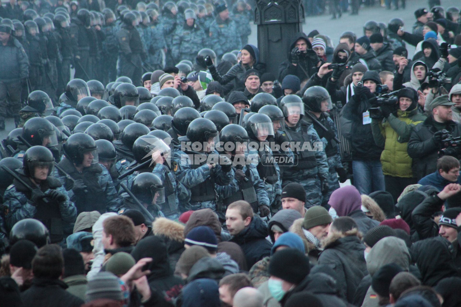 Митинг на Манежной площади, который начался в память о погибшем болельщике СПАРТАКА Егоре Свиридове и перерос в массовые беспорядки и погром. На снимке: Сотрудники ОМОНа применяют силу для разгона демонстрантов. 11 декабря 2010 года.