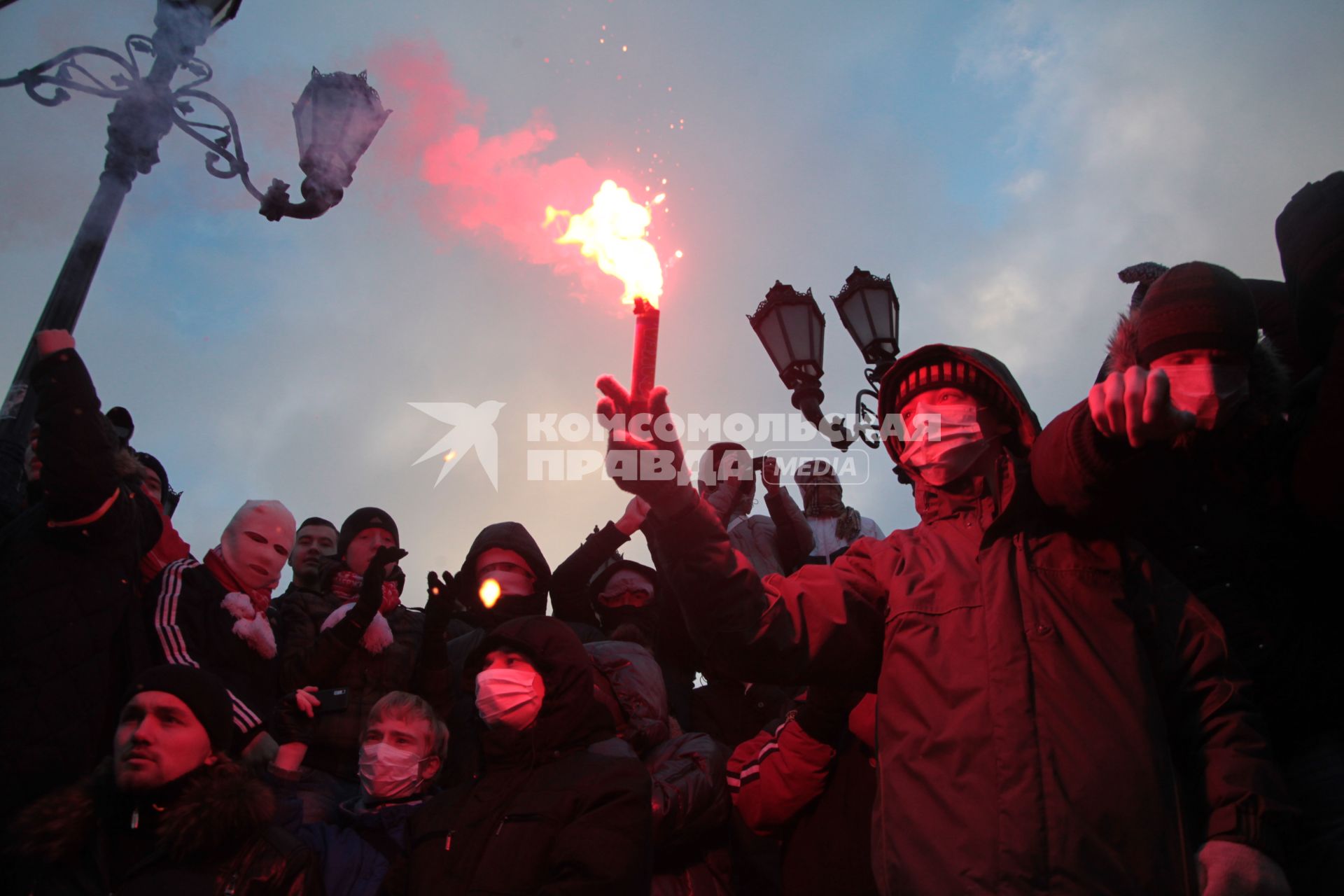 Митинг на Манежной площади, который начался в память о погибшем болельщике СПАРТАКА Егоре Свиридове и перерос в массовые беспорядки и погром. На снимке: Участники митинга. 11 декабря 2010 года.