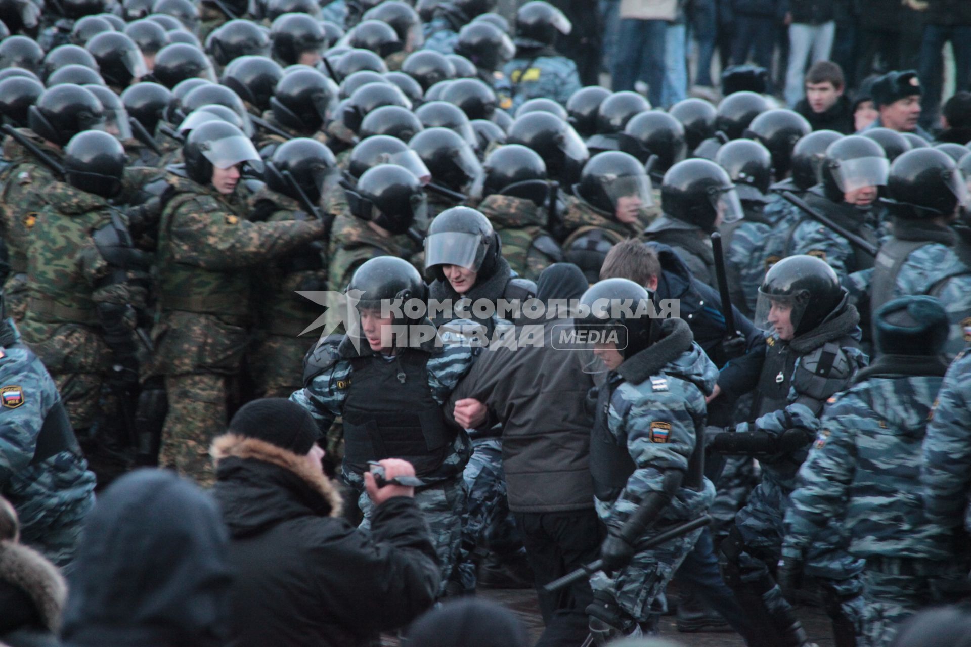 Митинг на Манежной площади, который начался в память о погибшем болельщике СПАРТАКА Егоре Свиридове и перерос в массовые беспорядки и погром. На снимке: Сотрудники ОМОНа применяют силу для разгона демонстрантов. 11 декабря 2010 года.