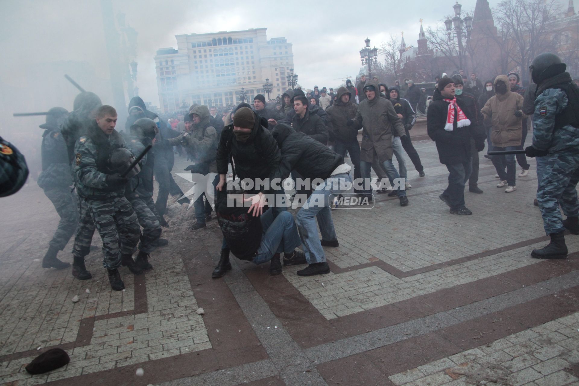 Митинг на Манежной площади, который начался в память о погибшем болельщике СПАРТАКА Егоре Свиридове и перерос в массовые беспорядки и погром. На снимке: Сотрудники ОМОНа применяют силу для разгона демонстрантов. 11 декабря 2010 года.