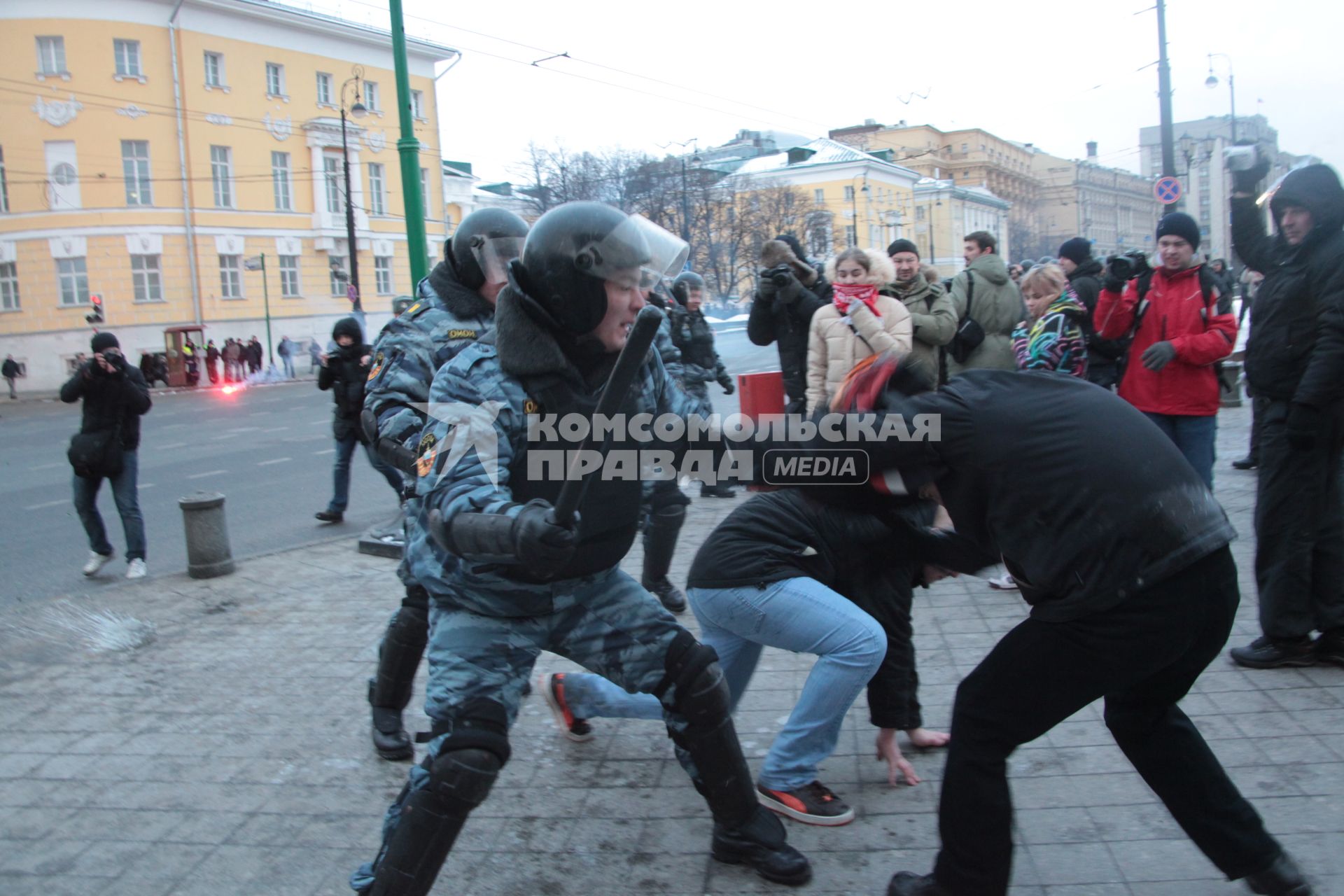 Митинг на Манежной площади, который начался в память о погибшем болельщике СПАРТАКА Егоре Свиридове и перерос в массовые беспорядки и погром. На снимке: Сотрудники ОМОНа применяют силу для разгона демонстрантов. 11 декабря 2010 года.