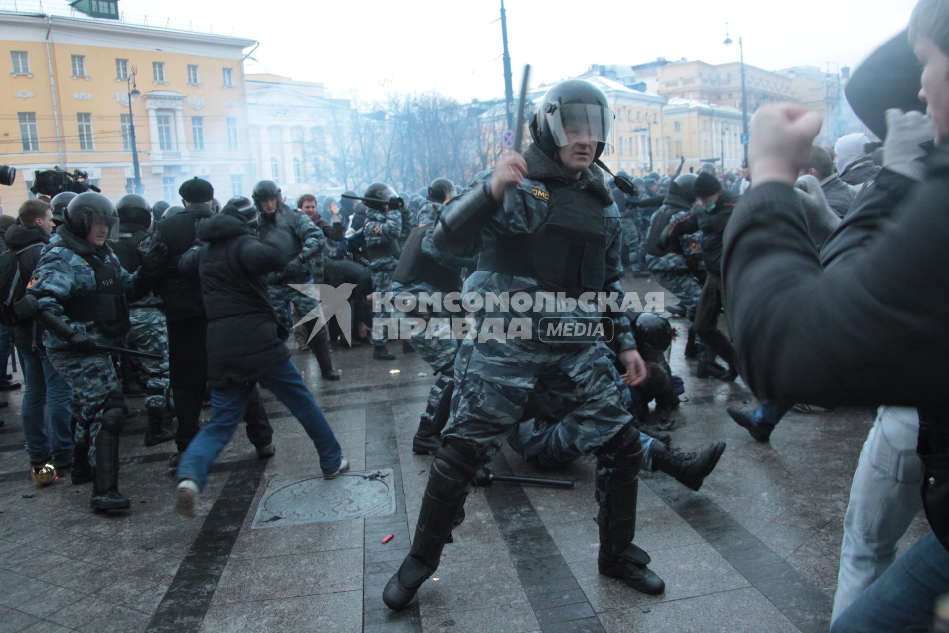 Митинг на Манежной площади, который начался в память о погибшем болельщике СПАРТАКА Егоре Свиридове и перерос в массовые беспорядки и погром. На снимке: Сотрудники ОМОНа применяют силу для разгона демонстрантов. 11 декабря 2010 года.