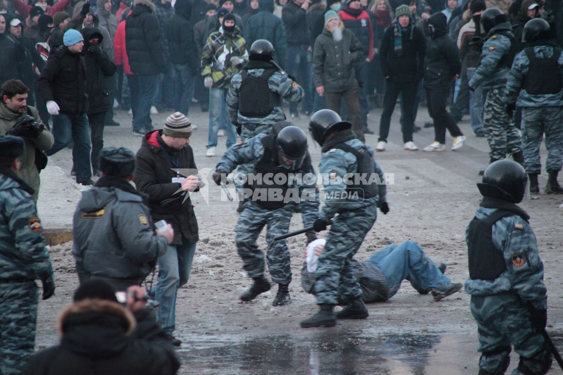 Митинг на Манежной площади, который начался в память о погибшем болельщике СПАРТАКА Егоре Свиридове и перерос в массовые беспорядки и погром. На снимке: Сотрудники ОМОНа применяют силу для разгона демонстрантов. 11 декабря 2010 года.