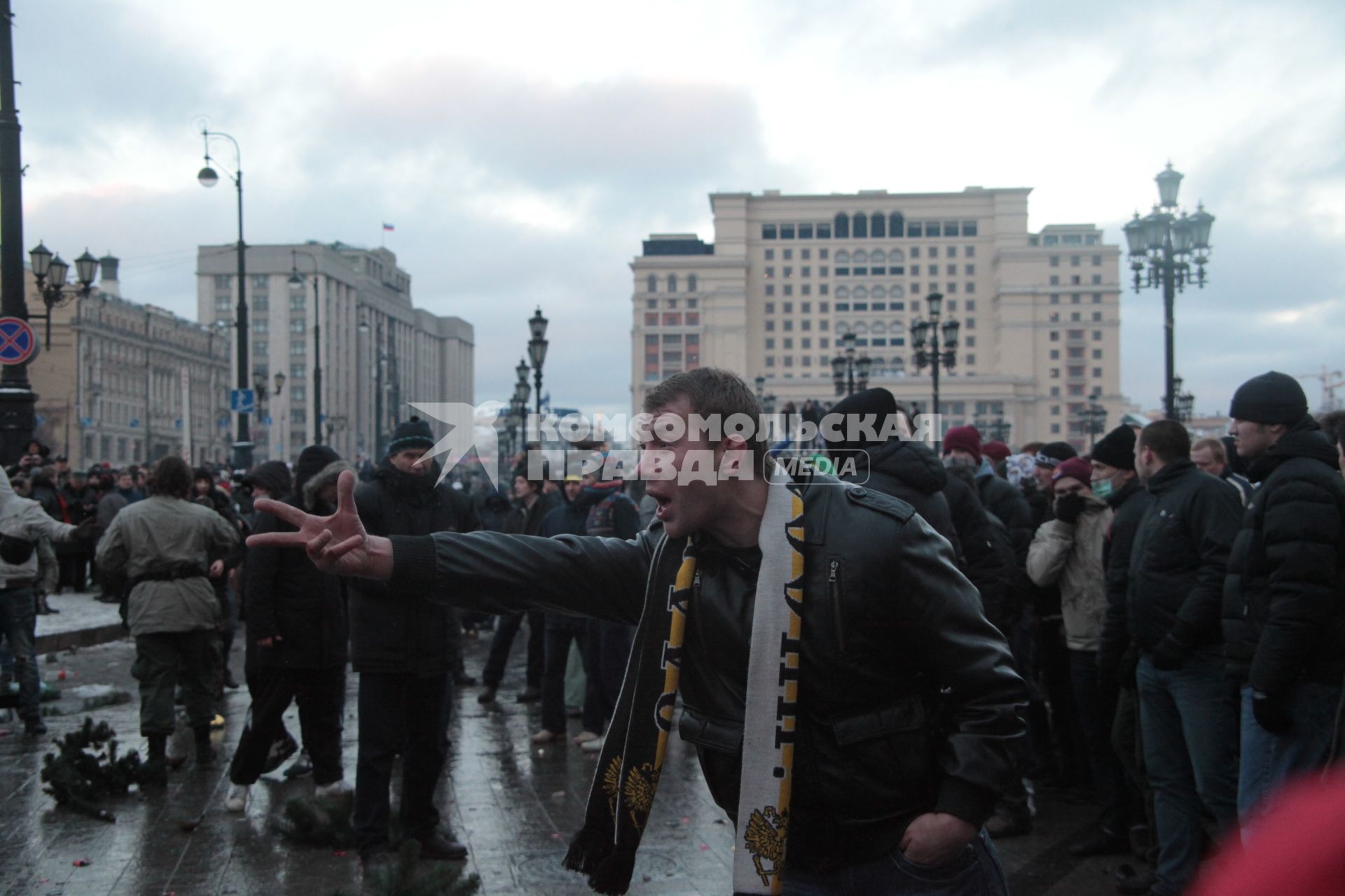 Митинг на Манежной площади, который начался в память о погибшем болельщике СПАРТАКА Егоре Свиридове и перерос в массовые беспорядки и погром. На снимке: Участники митинга. 11 декабря 2010 года.