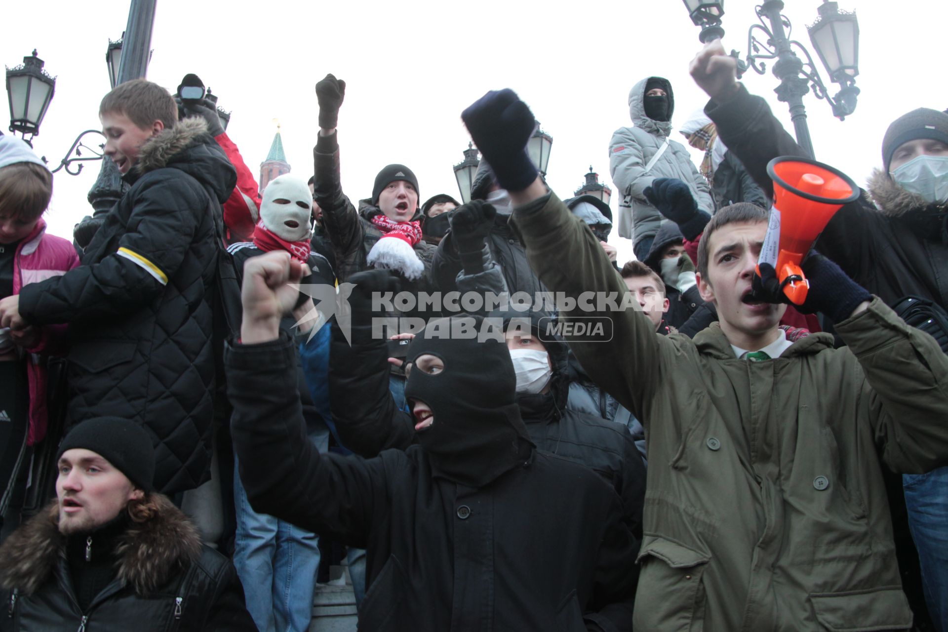 Митинг на Манежной площади, который начался в память о погибшем болельщике СПАРТАКА Егоре Свиридове и перерос в массовые беспорядки и погром. На снимке: Участники митинга. 11 декабря 2010 года.