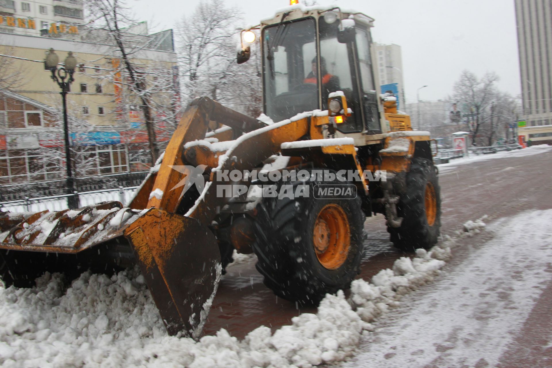 09 апреля 2011г.  Снегопад, спецтехника, трактор, чистка снега.