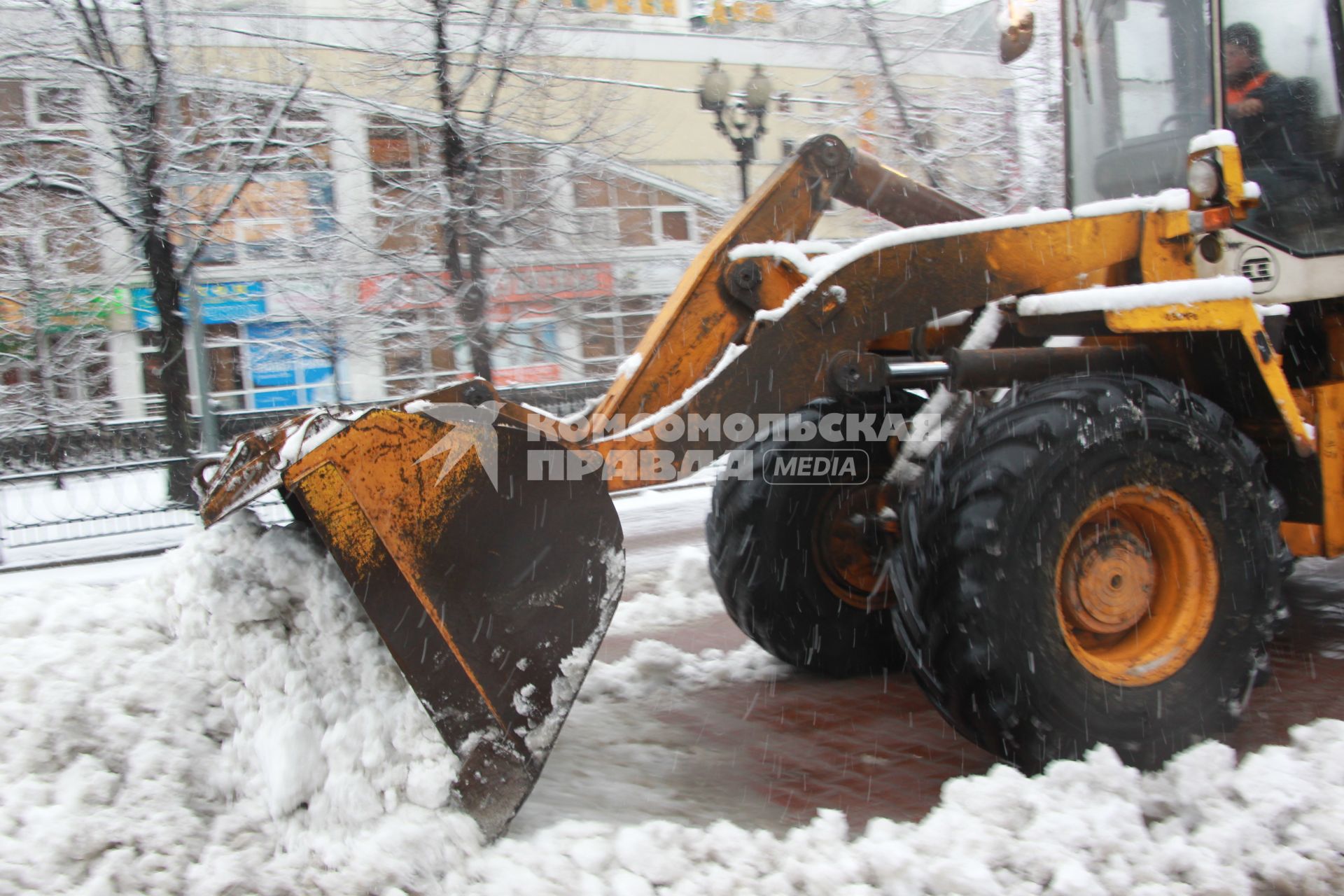 09 апреля 2011г.  Снегопад, спецтехника, трактор.