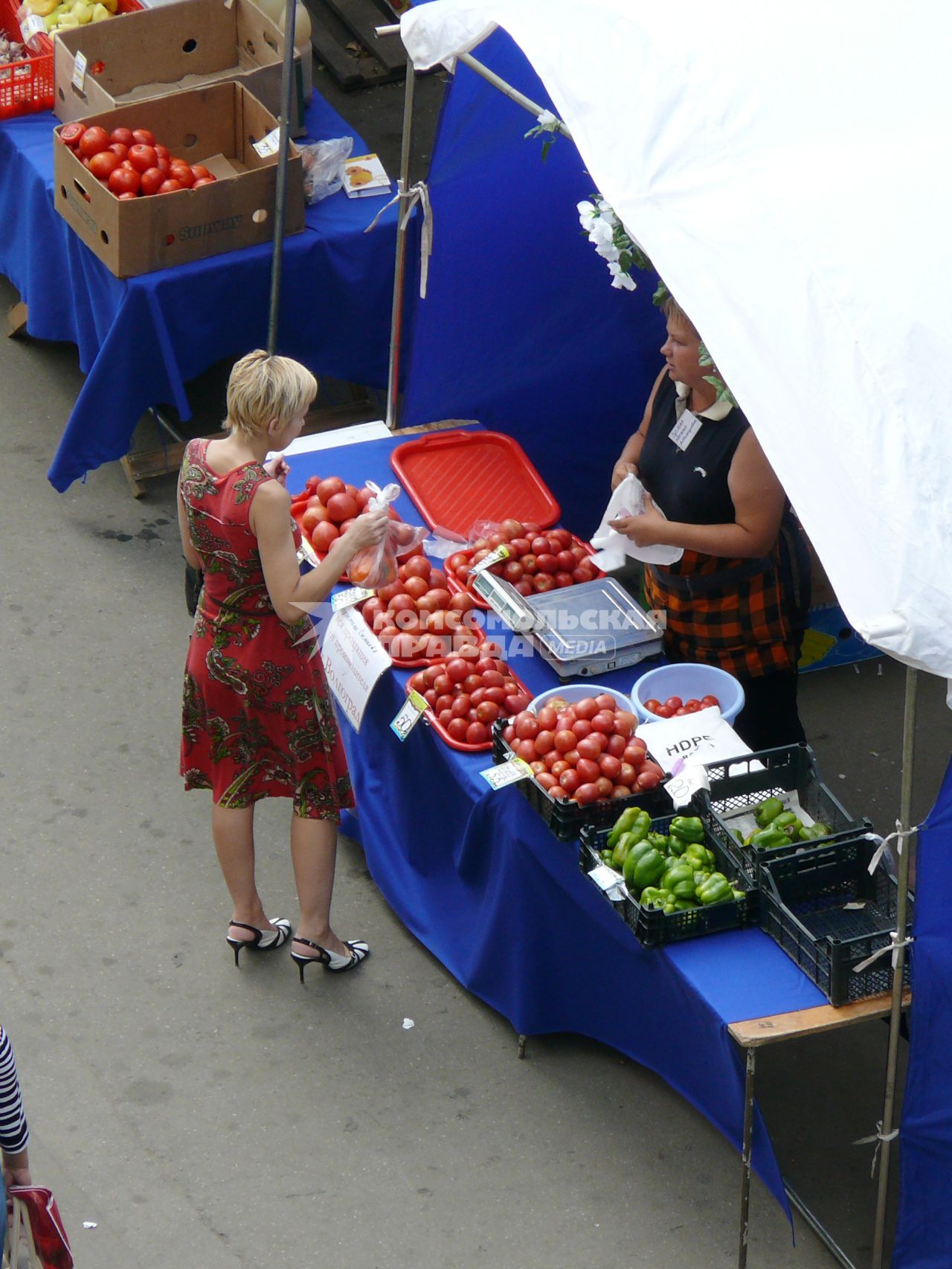 Уличная торговля овощами и фруктами. 26.07.2009.