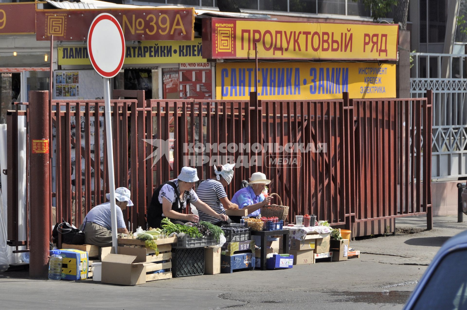 Уличная торговля у ТЦ \"Бутырский\" (Москва)