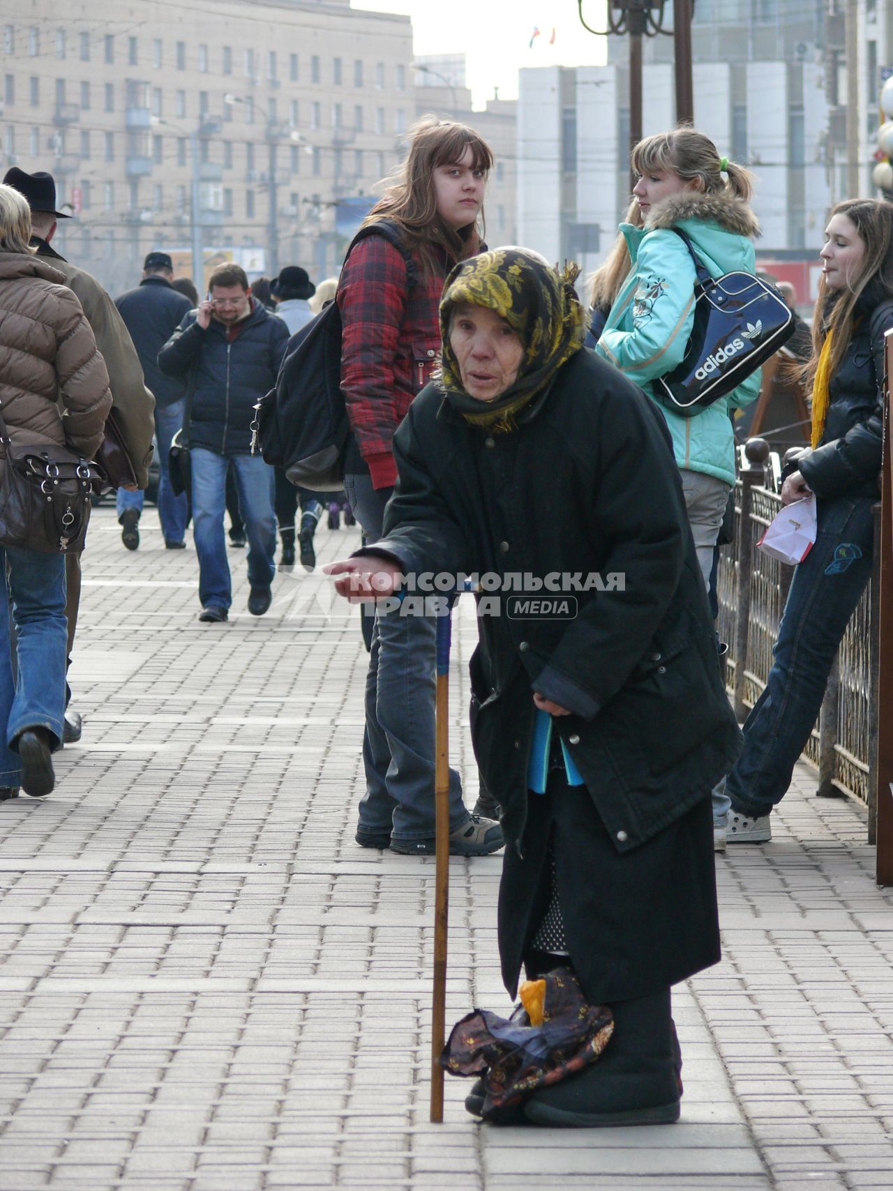 Нищенка просит милостыню на Арбате (18.03.2009).