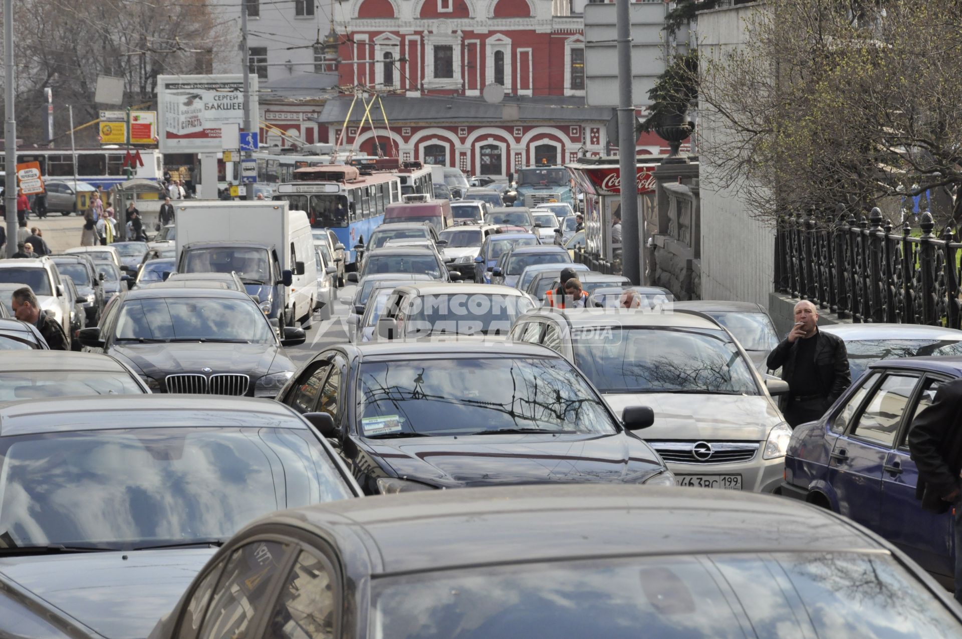 \\\"Глухая\\\" пробка в историческом центре Москвы, на Лубянском проезде. (14.04.2010)